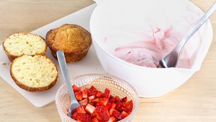 Leikkaa muffineista kansiosa pois. Jaa täyte muffineille. Nosta kansiosa päälle. Koristele tomusokerilla ja mansikoilla.