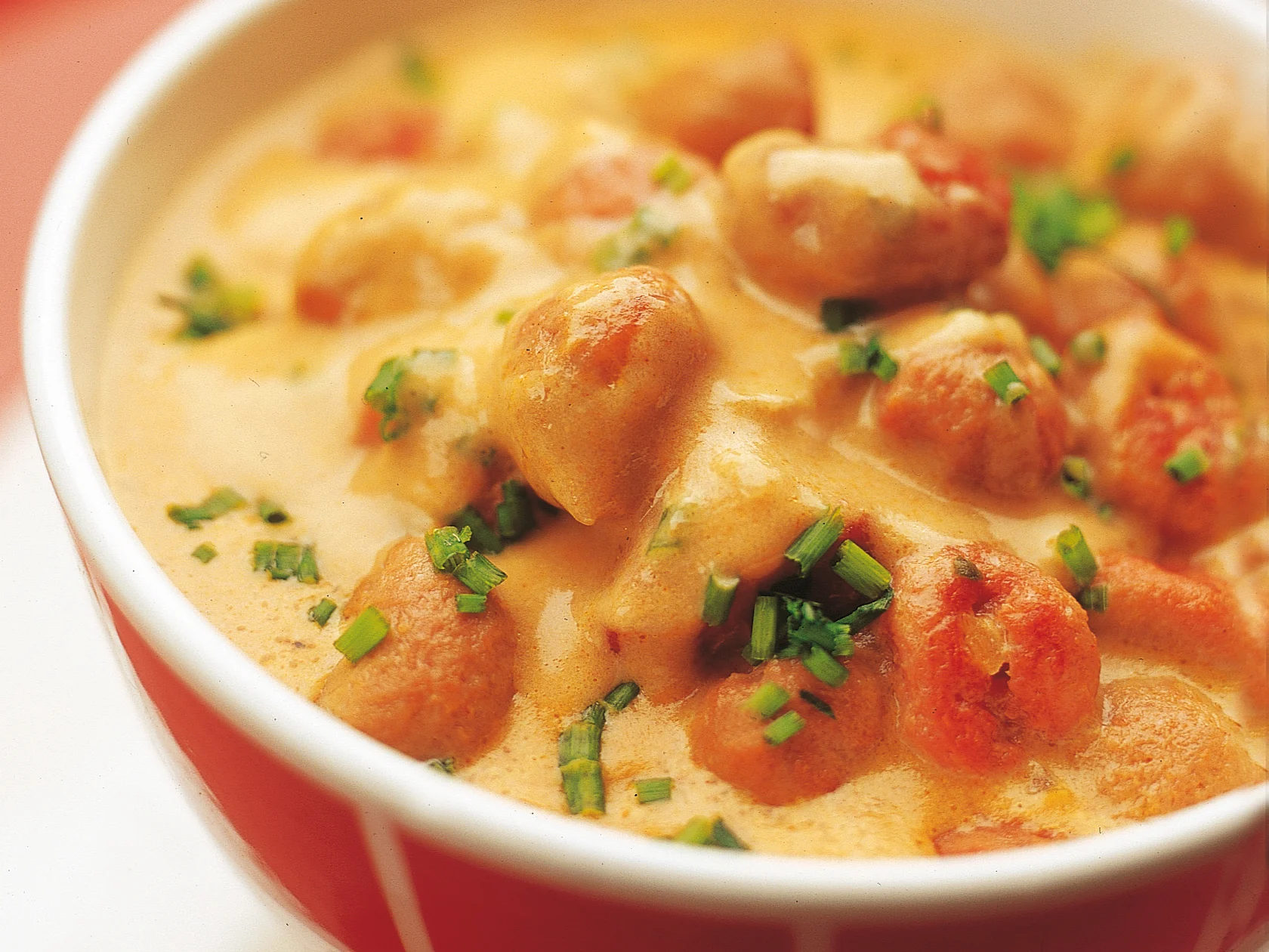 Kermainen siskonmakkarakastike