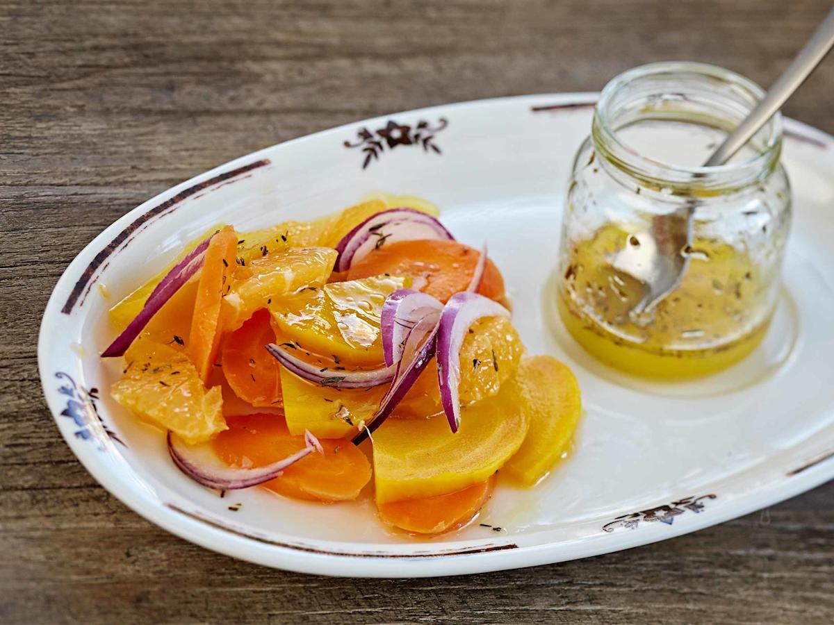 Keltajuuri-mandariinisalaatti