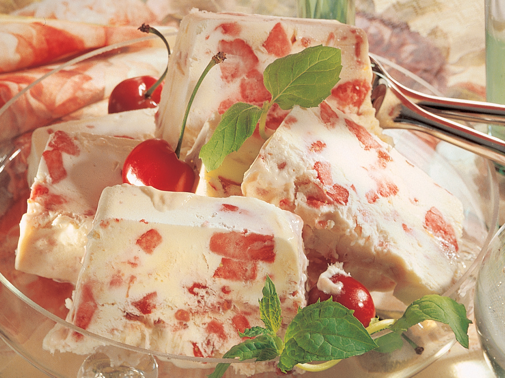 Kirsikka-kookosjäätelö