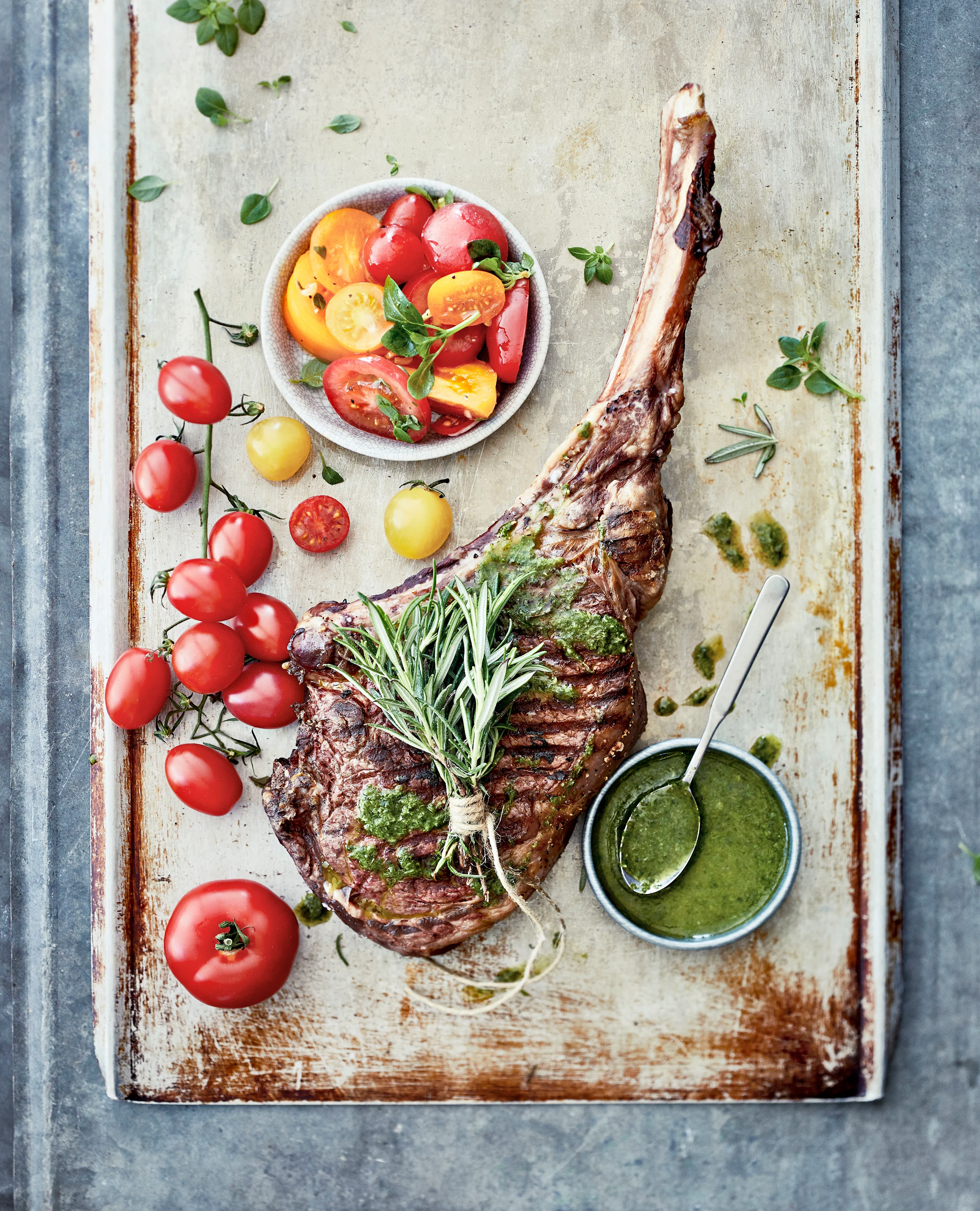 Toscanalainen tomahawk maustetaan ihanilla yrteillä.