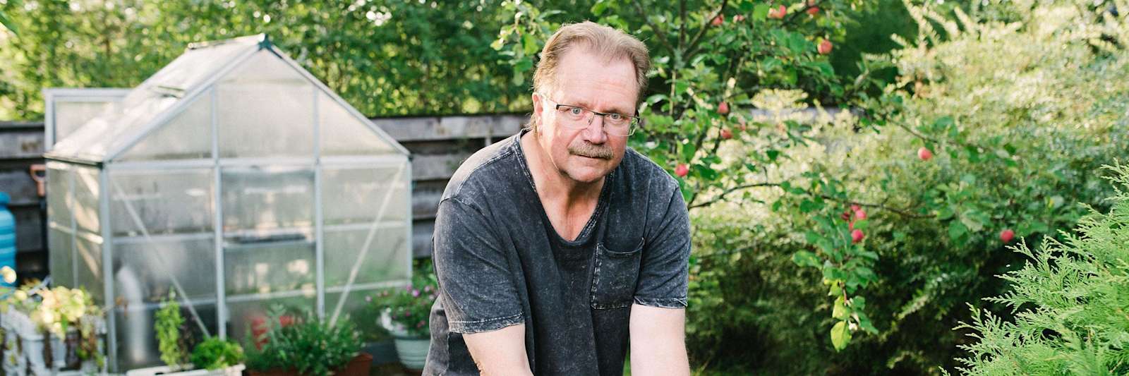 Savonlinnalainen Jarmo Toivanen rivitalopihallaan.