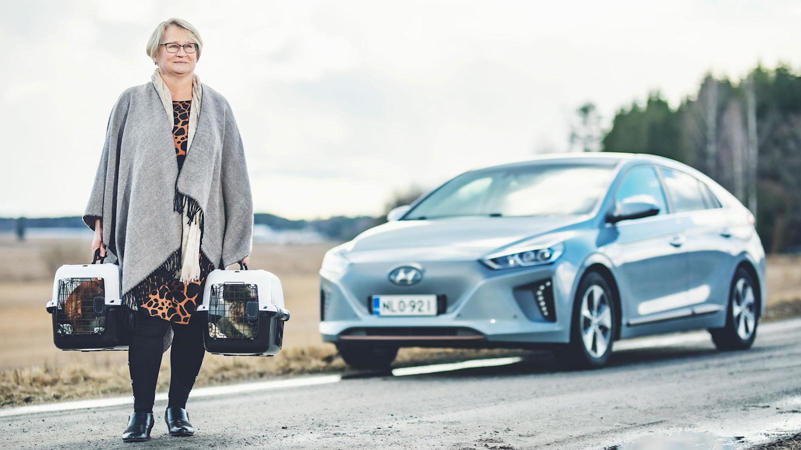Eila Parviainen Hollolasta ajaa täyssähkö-Hyundailla