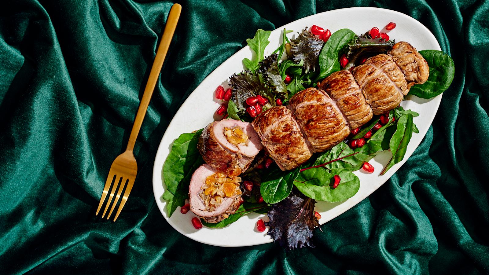 Aprikooseilla täytetty porsaan sisäfileerulla salaattipedillä.