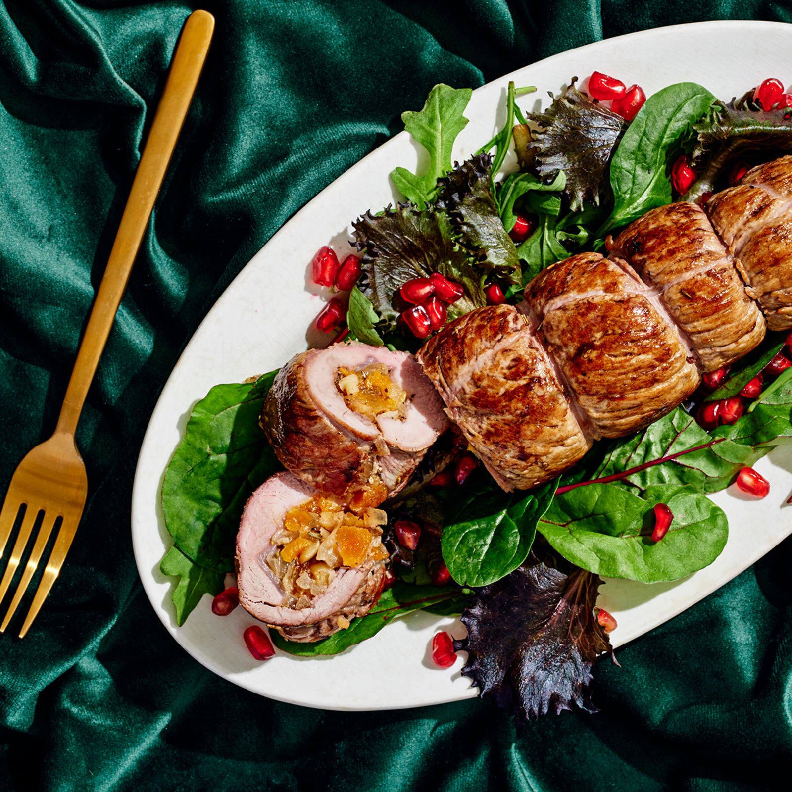 Aprikooseilla täytetty porsaan sisäfileerulla salaattipedillä.