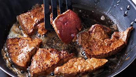 Ruskista maksapalat voissa pannulla. Mausta valkopippurilla.