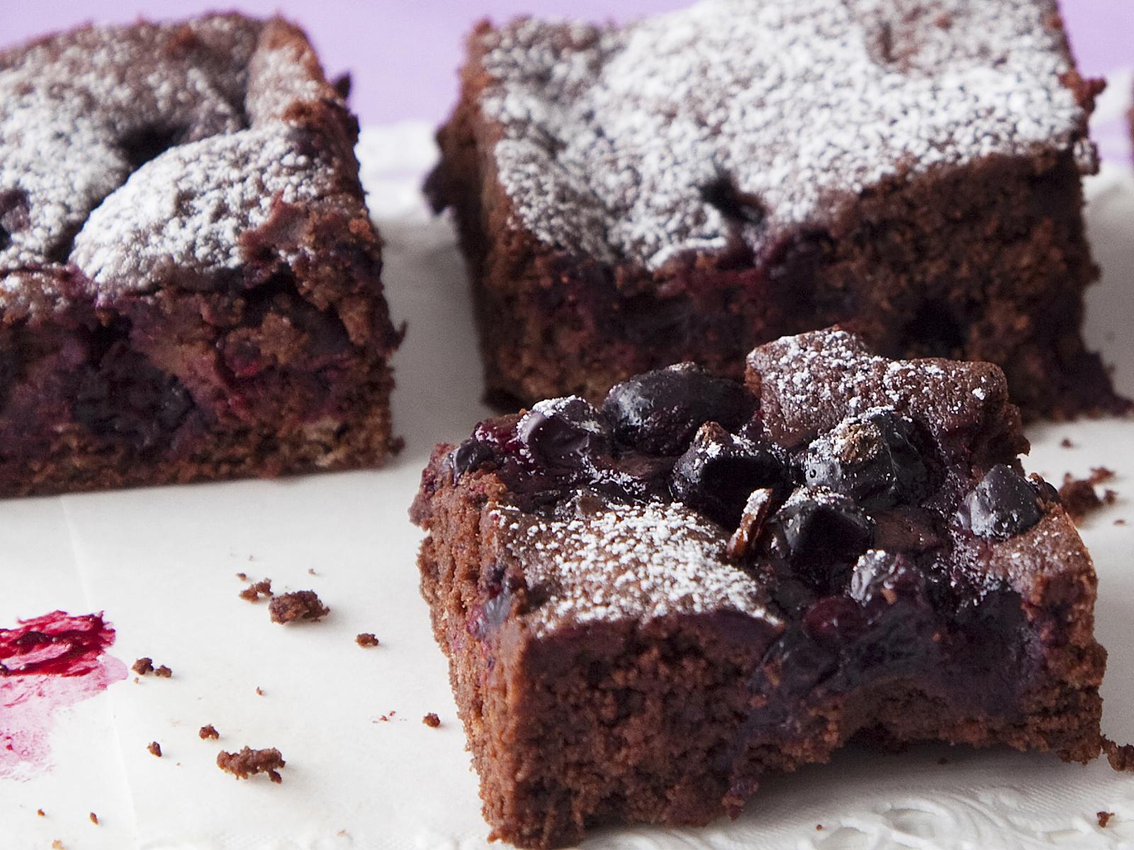 Mustaherukka-suklaabrowniet