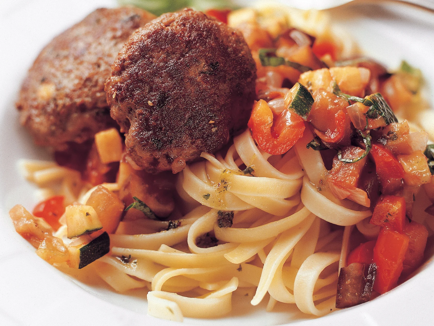 Provencen pihvit ja kasvispestopasta