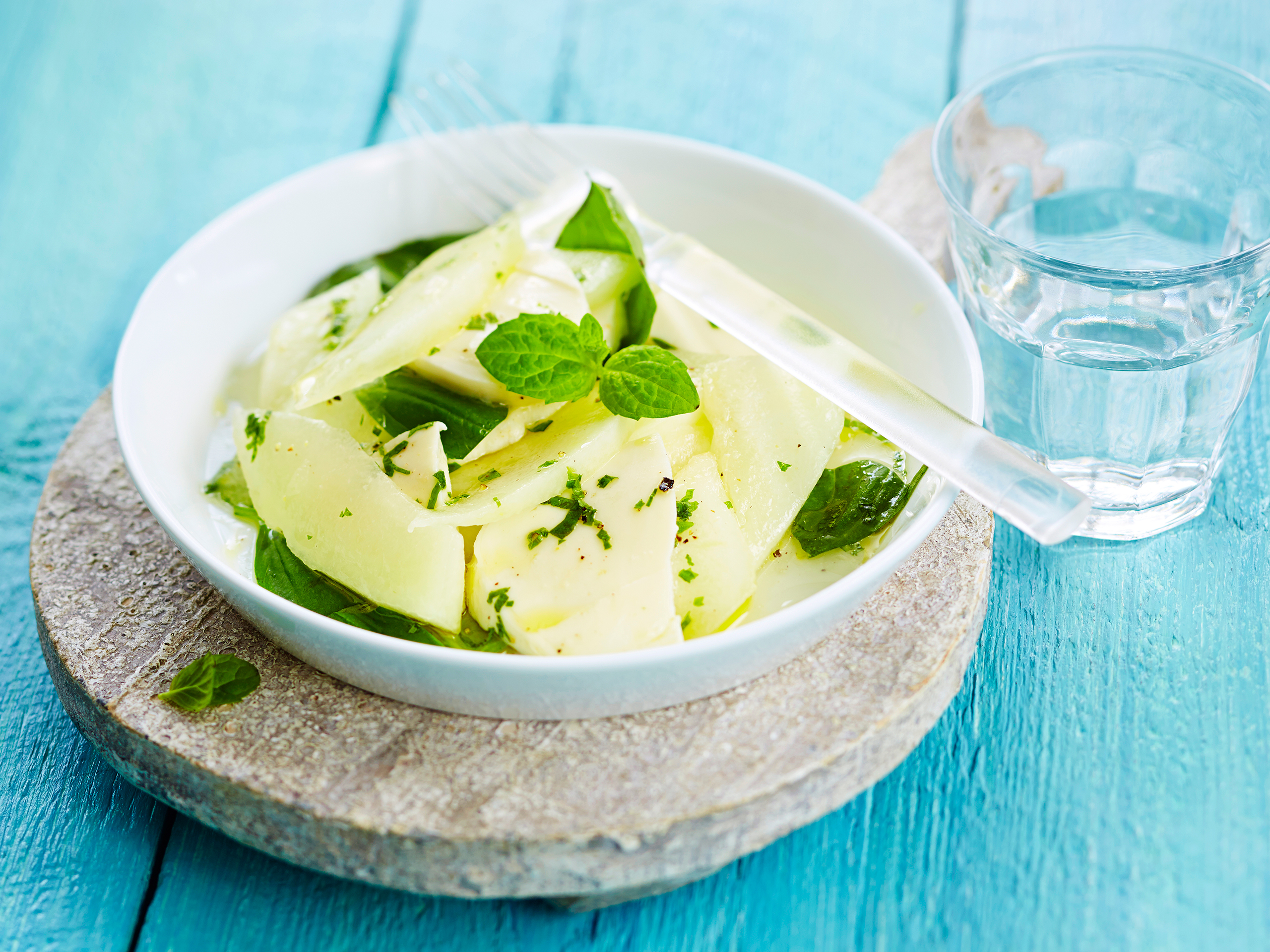 Meloni-mozzarellasalaatti ja minttuvinegretti