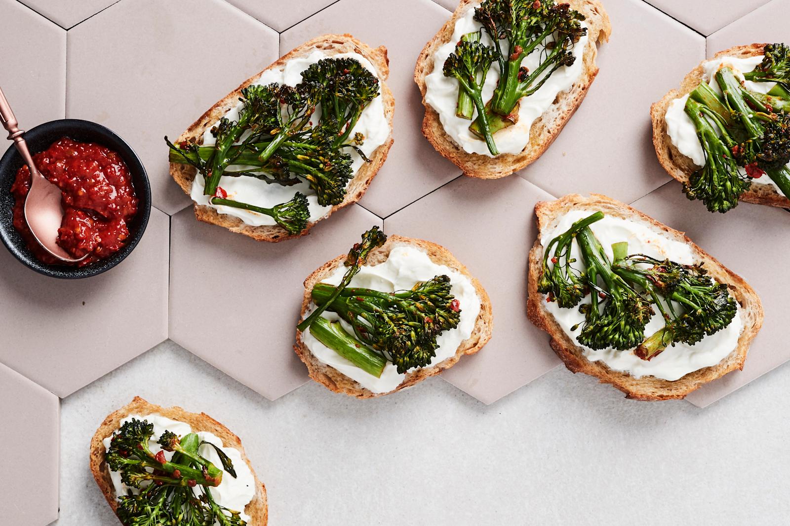 Labneh-bruschettat broccolinilla