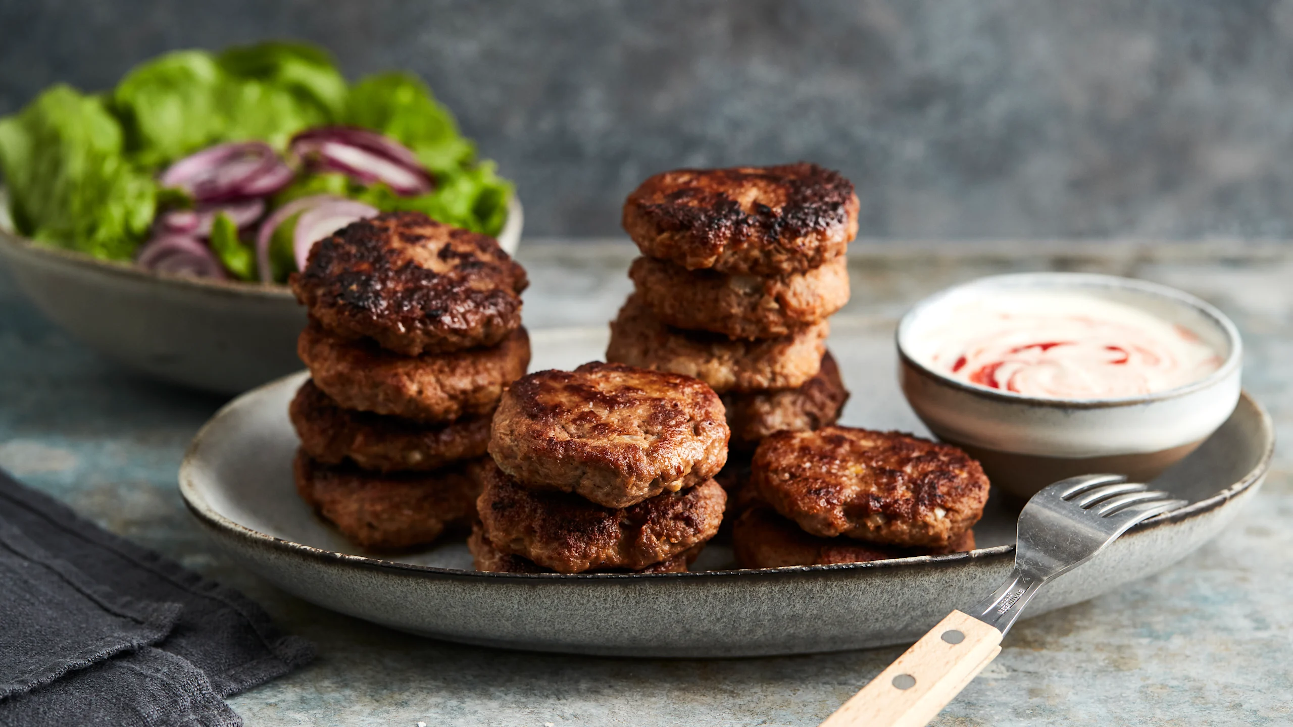 Jauhelihapihvejä pinoissa lautasella