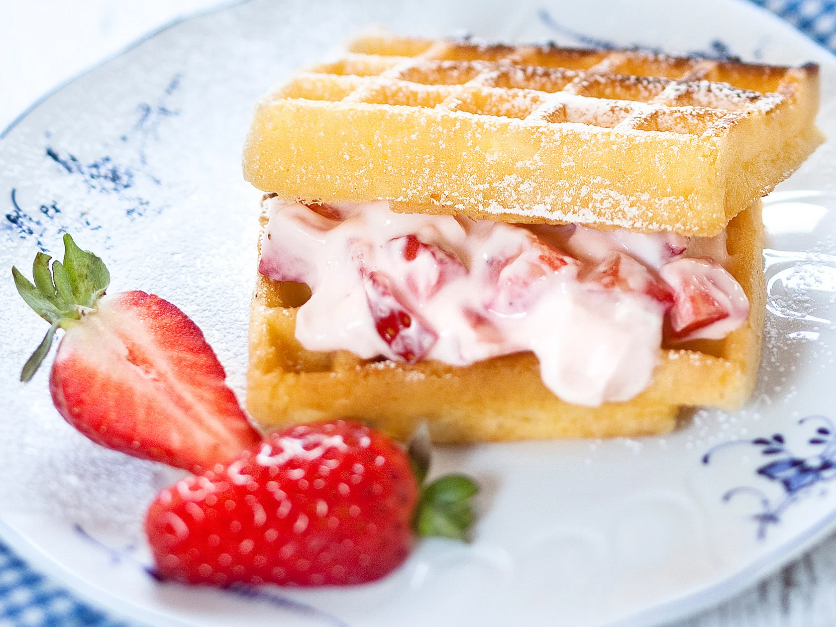 Mansikka-vohvelisandwichit