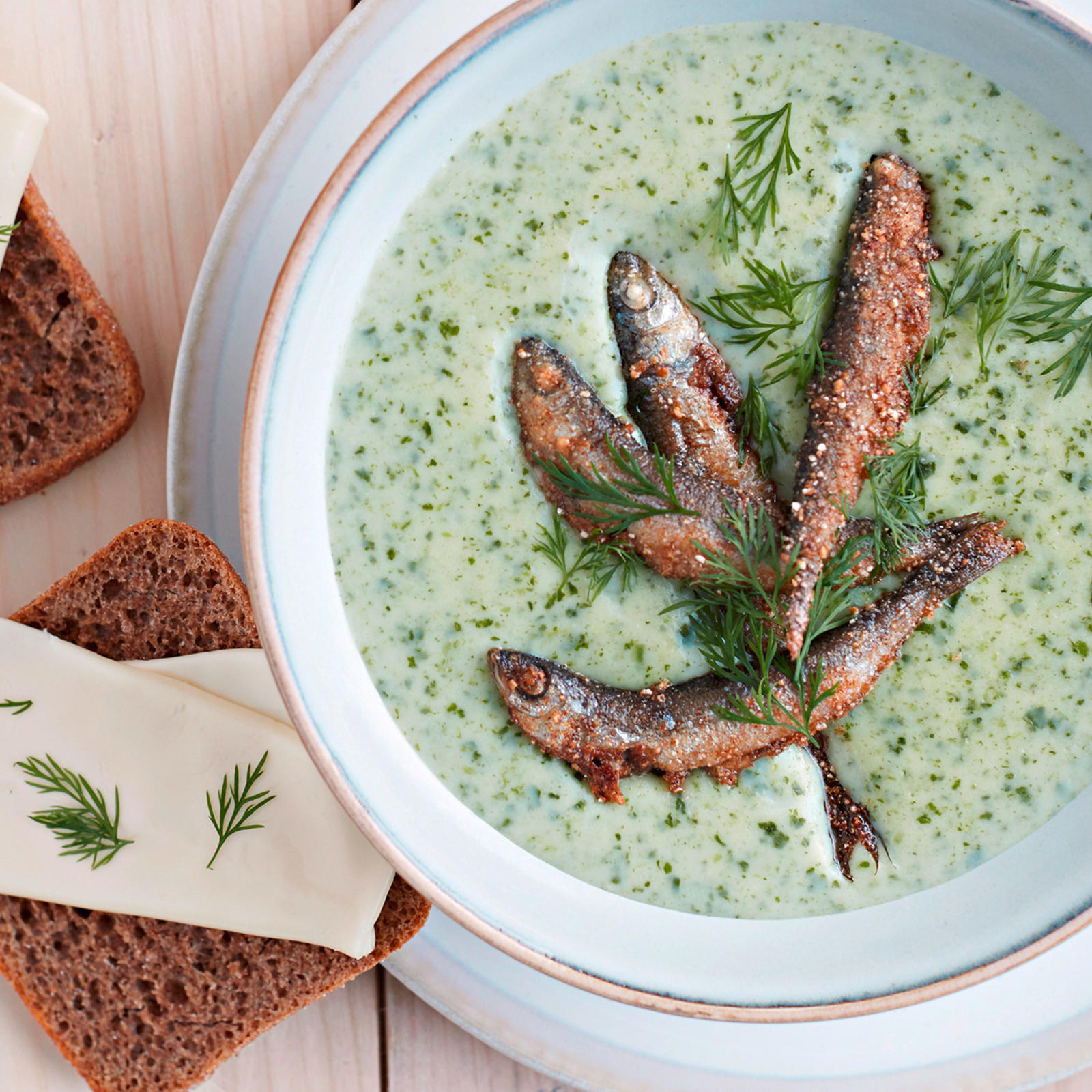 Kotimaista pinaattikeitto muikuilla