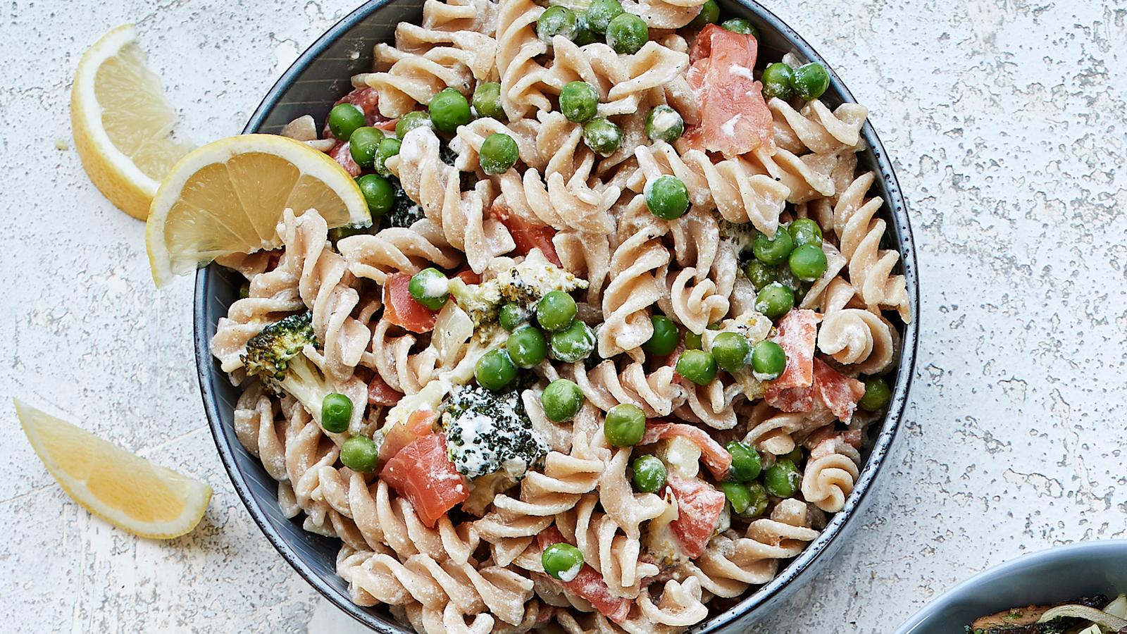 Kevättä enteilevä lohipasta