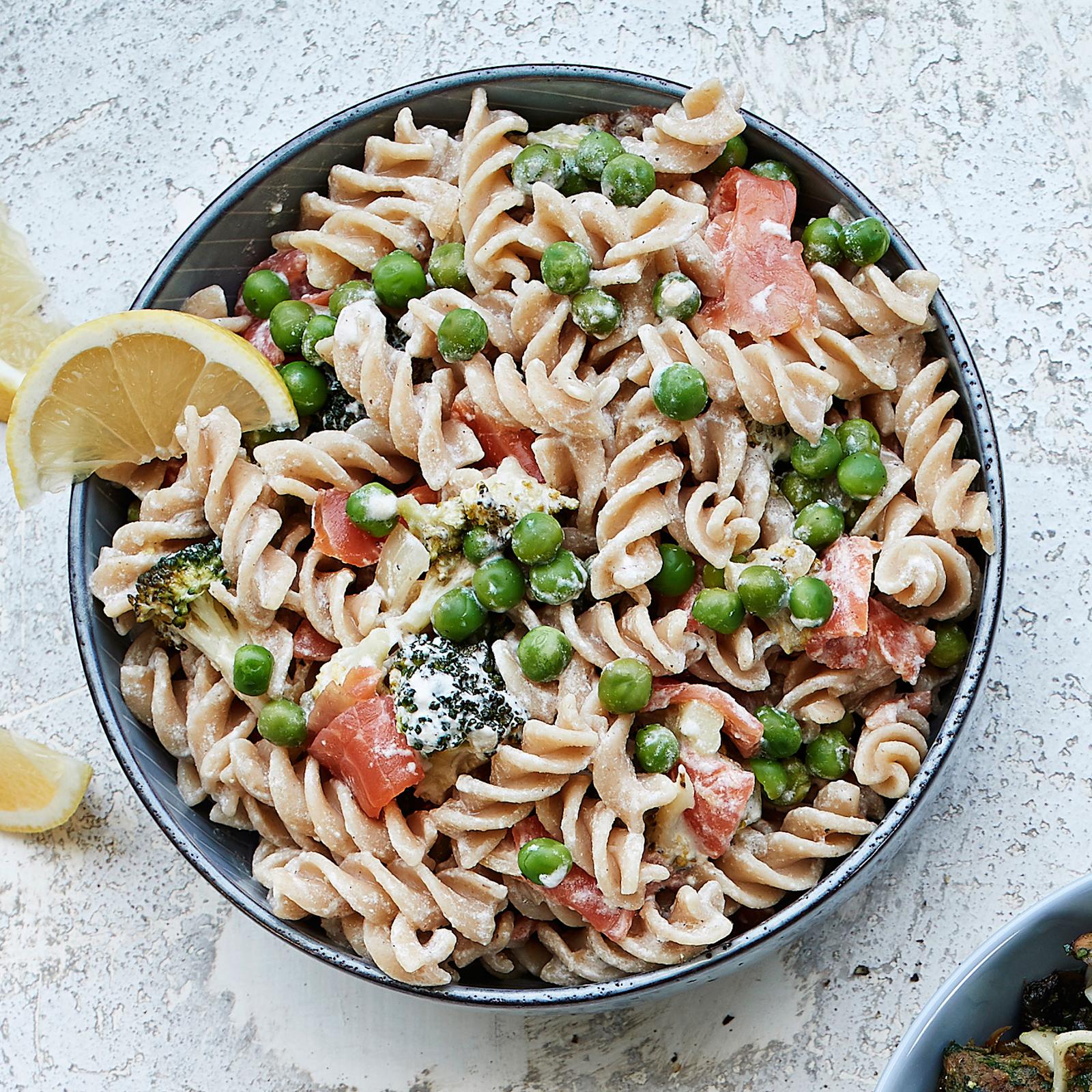 Kevättä enteilevä lohipasta