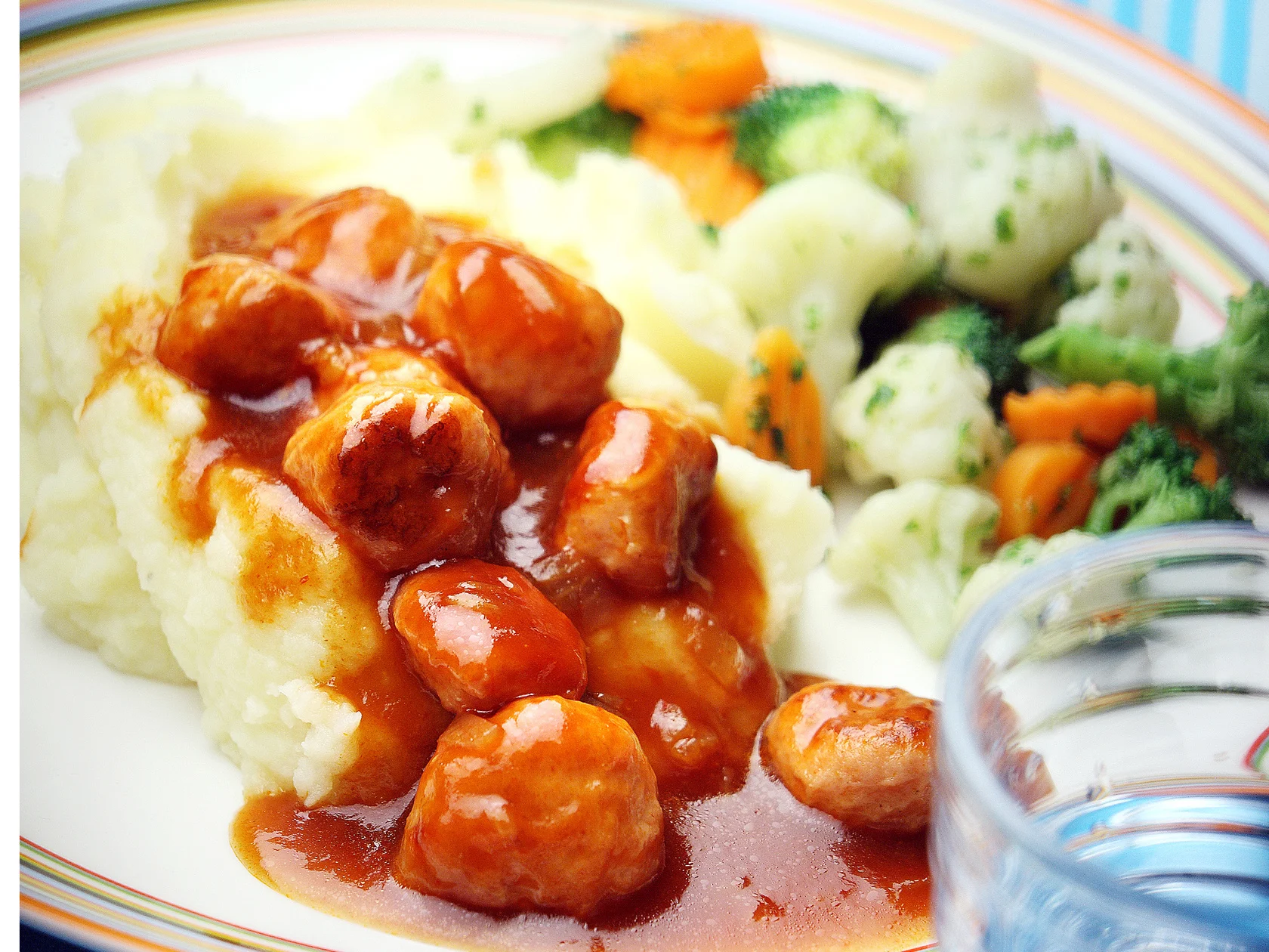 Nopea siskonmakkarakastike