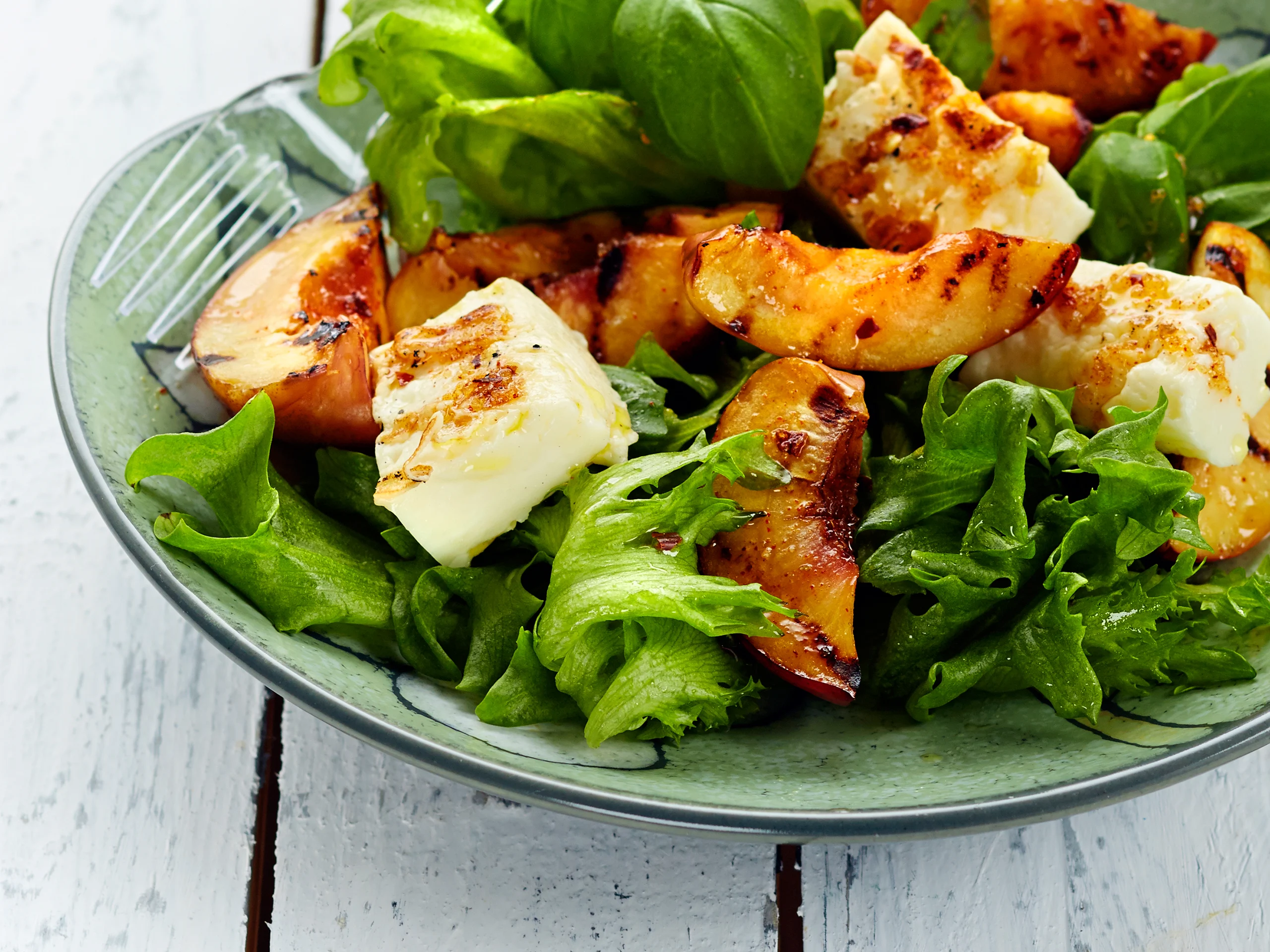 Grillattu nektariini-halloumisalaatti