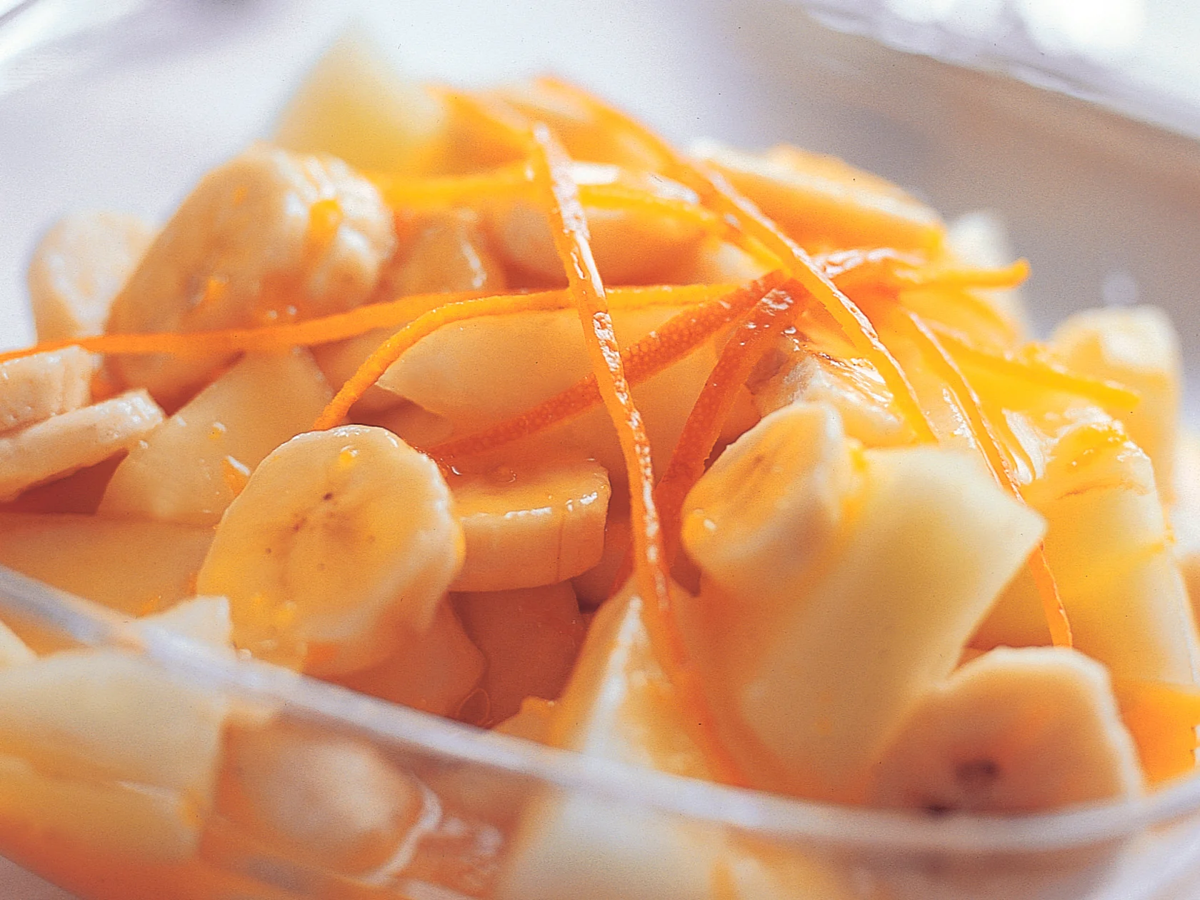 Keltaisia hedelmiä vaniljaisessa appelsiinikastikkeessa