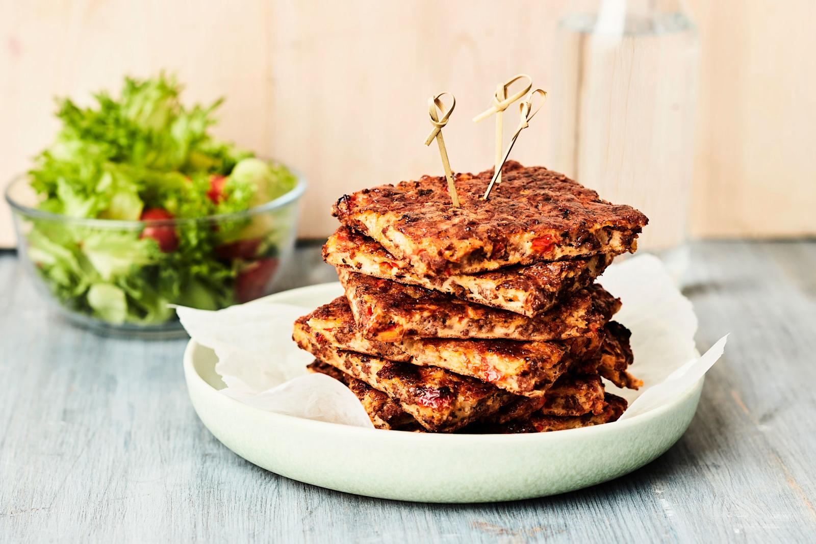 Helppo jauhelihapannari paloiksi leikattuna lautasella. Taustalla kulho vihersalaattia ja vesikannu.