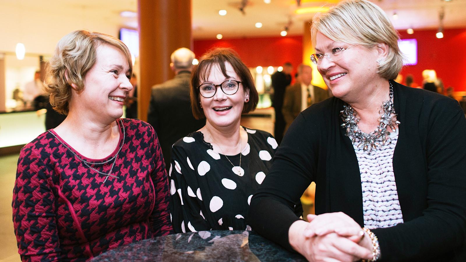 Paula Suomela (vas.), Milja Utukka-Jokinen ja Camilla Ekegren