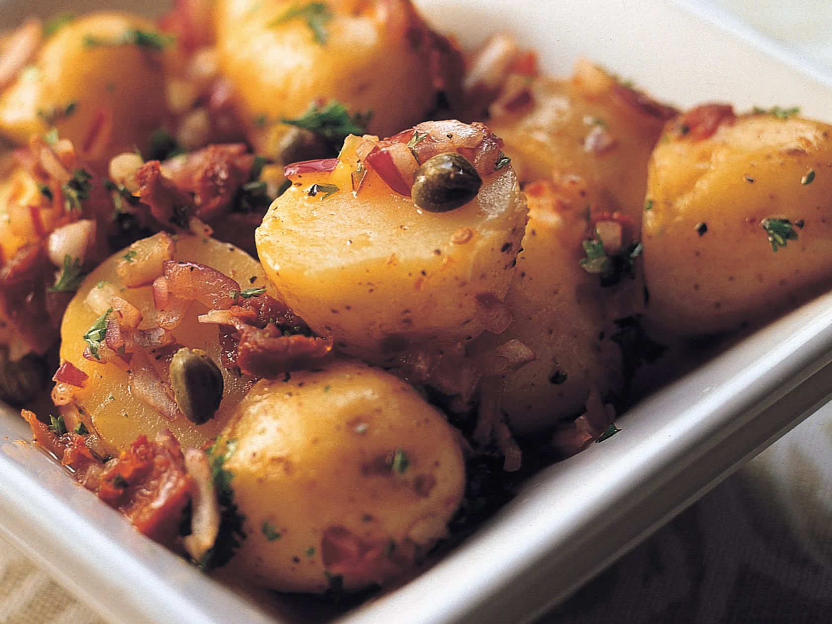 Lämmin peruna-kaprissalaatti