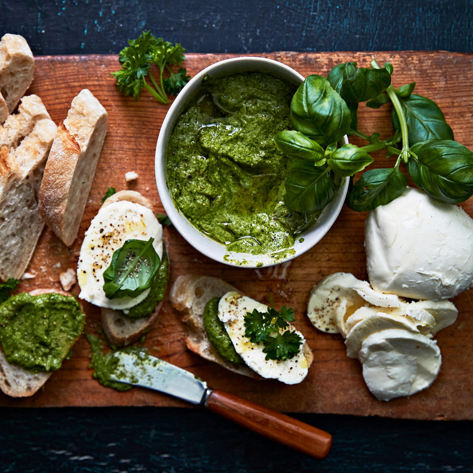 Maapähkinäpesto-mozzarellaleivät