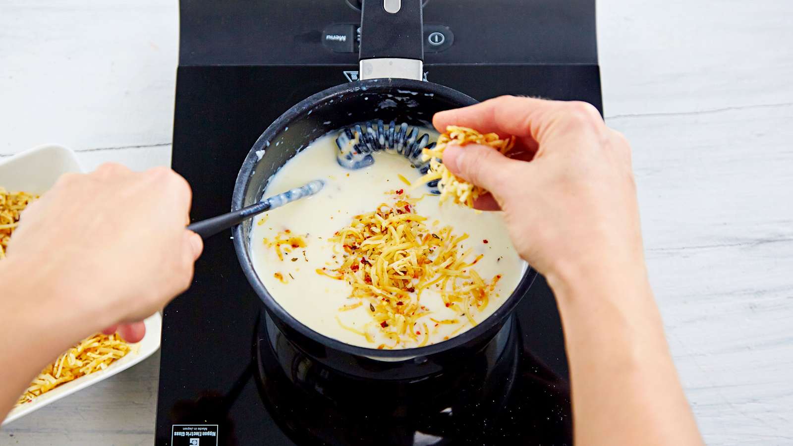 Valmista juustokastike. Sulata rasva kattilassa ja lisää jauhot. Anna kiehahtaa. Lisää maito ja sekoita tasaiseksi. Keitä sekoittaen kunnes kastike sakenee. Sekoita joukkoon osa juustoraasteesta.