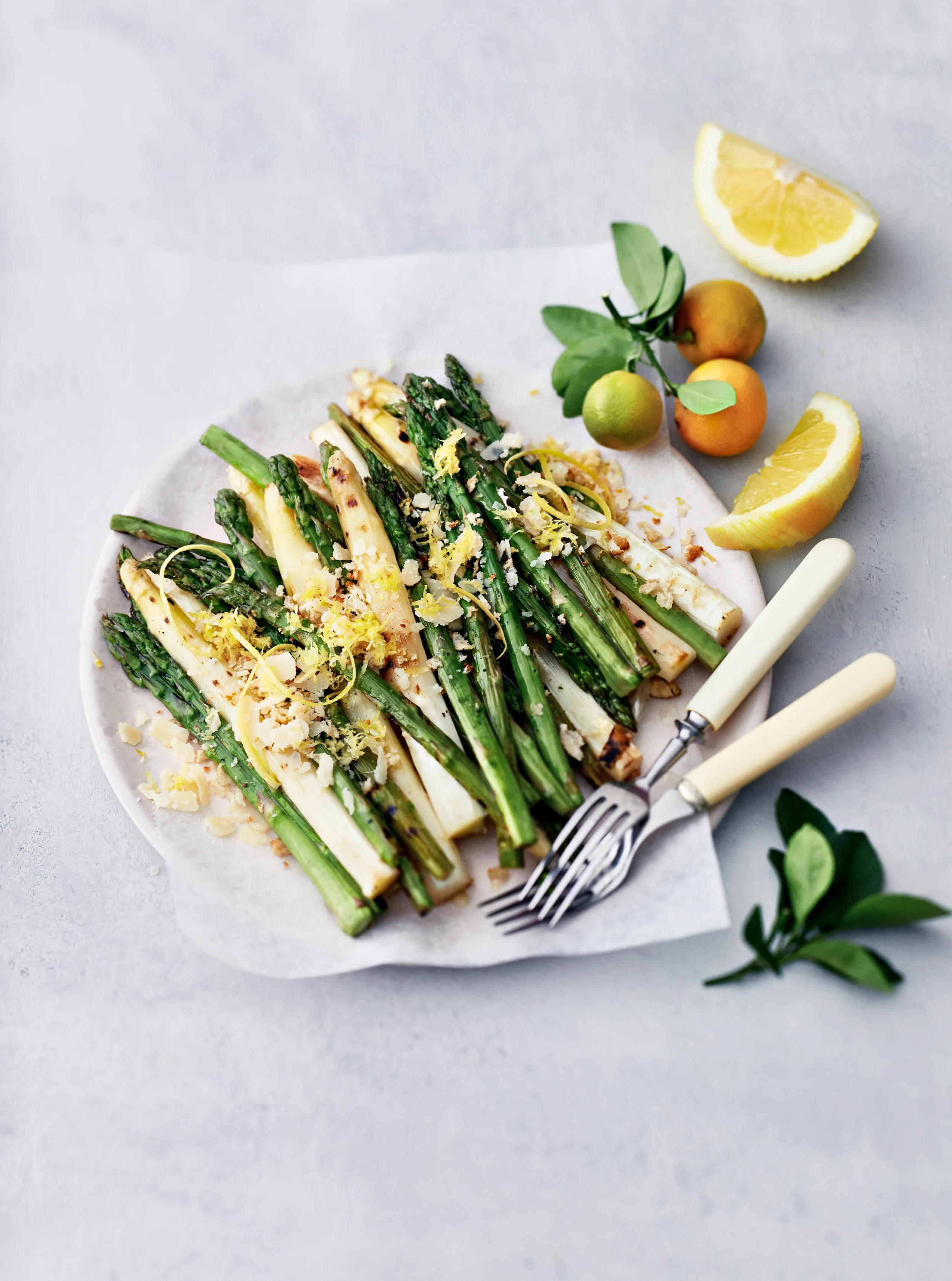 Valmista parsa simppelisti maustamalla se sitruunankuoriraasteella ja leivänmuruilla.