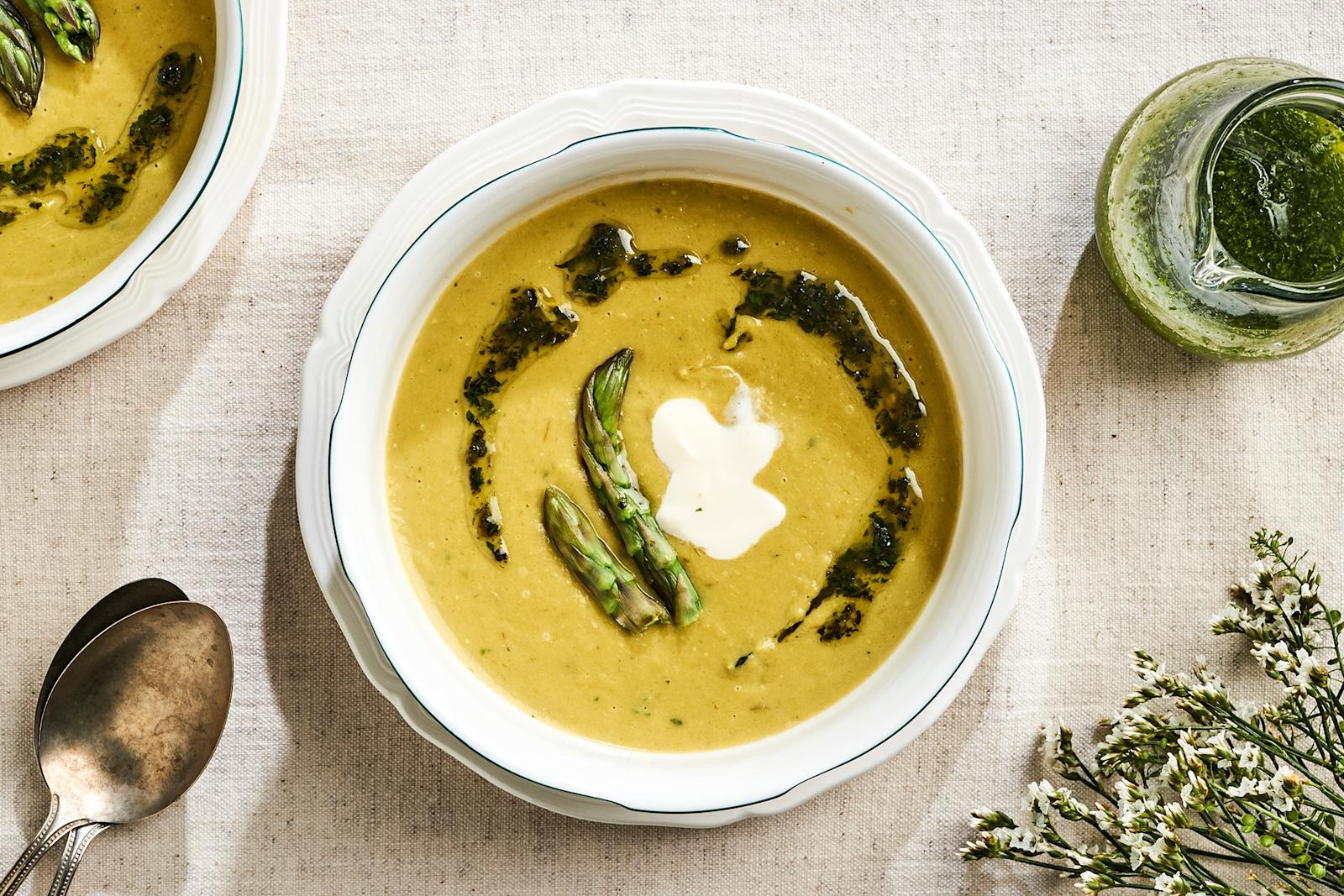 Ranskalainen parsakeitto yrttiöljyllä