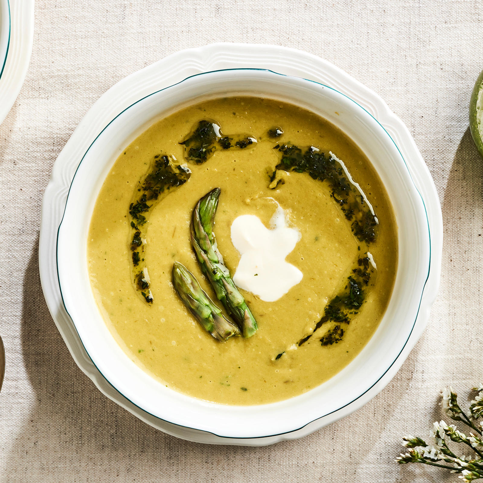 Ranskalainen parsakeitto yrttiöljyllä