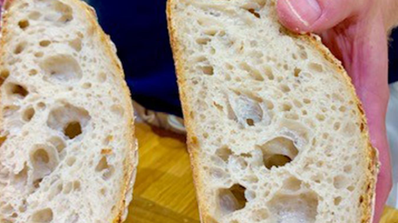 Onnistunut juurileipä on rapeakuorista, mutta sisältä sopivan kosteaa ja sitkasta.