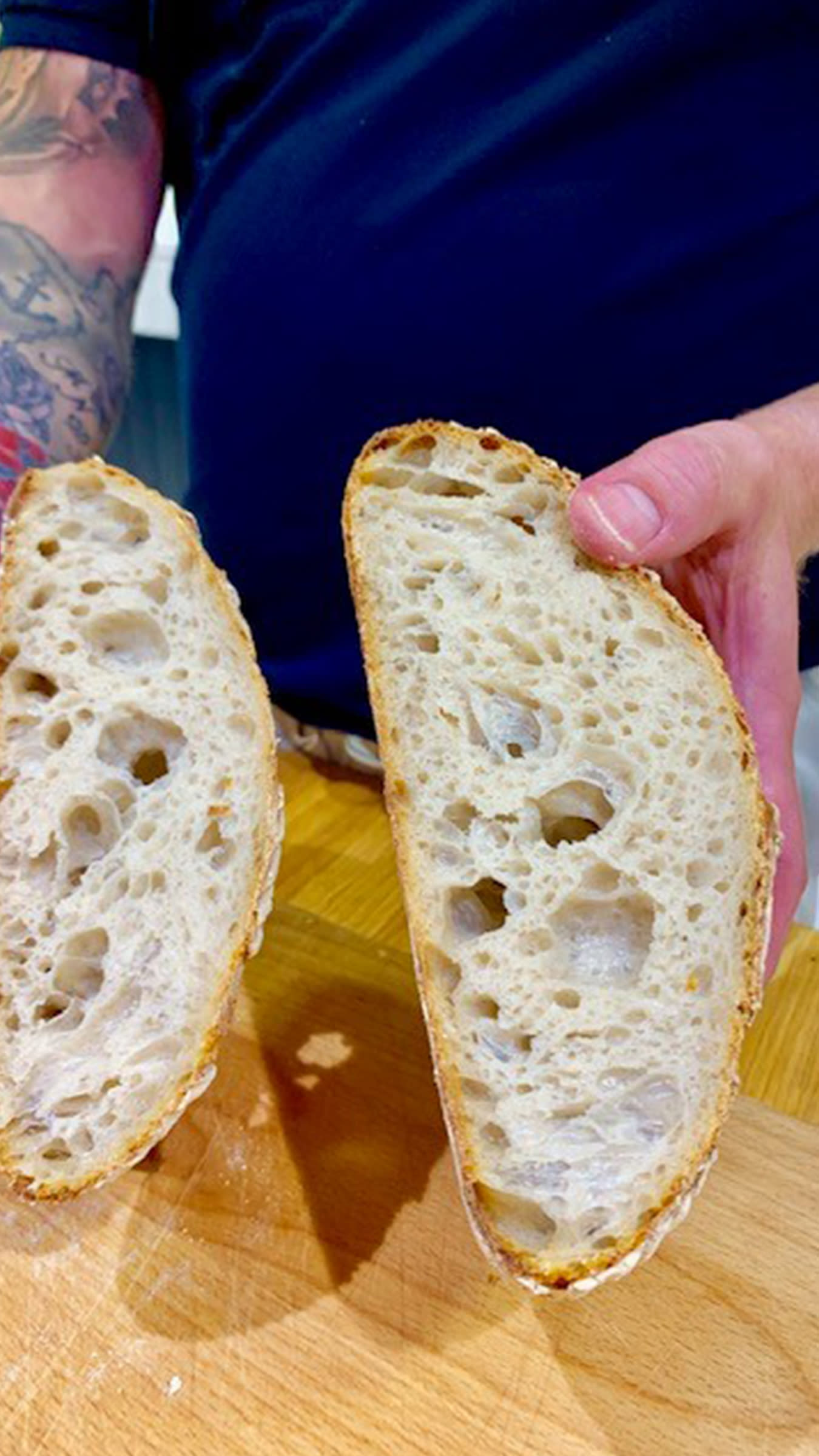 Onnistunut juurileipä on rapeakuorista, mutta sisältä sopivan kosteaa ja sitkasta.