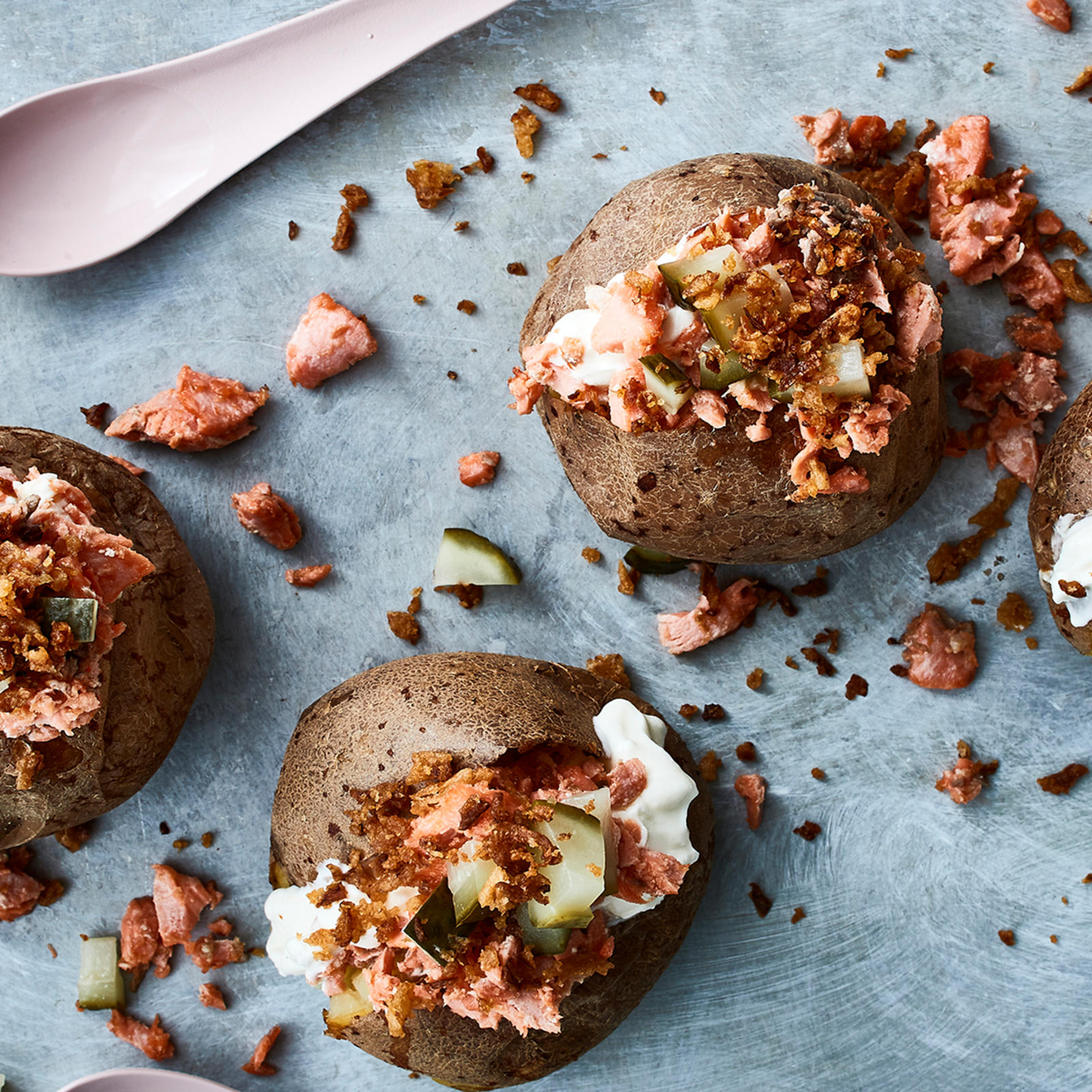 Uuniperunat lohimurulla