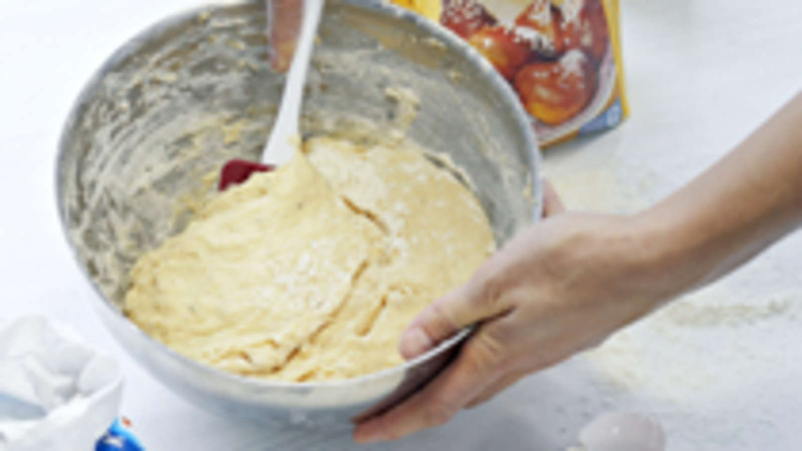 Liuota hiiva kädenlämpöiseen maitoon. Lisää sokeri, suola, kardemumma ja muna. Vatkaa joukkoon puolet jauhoista. Lisää rasva ja loput jauhot. Alusta taikinaksi.