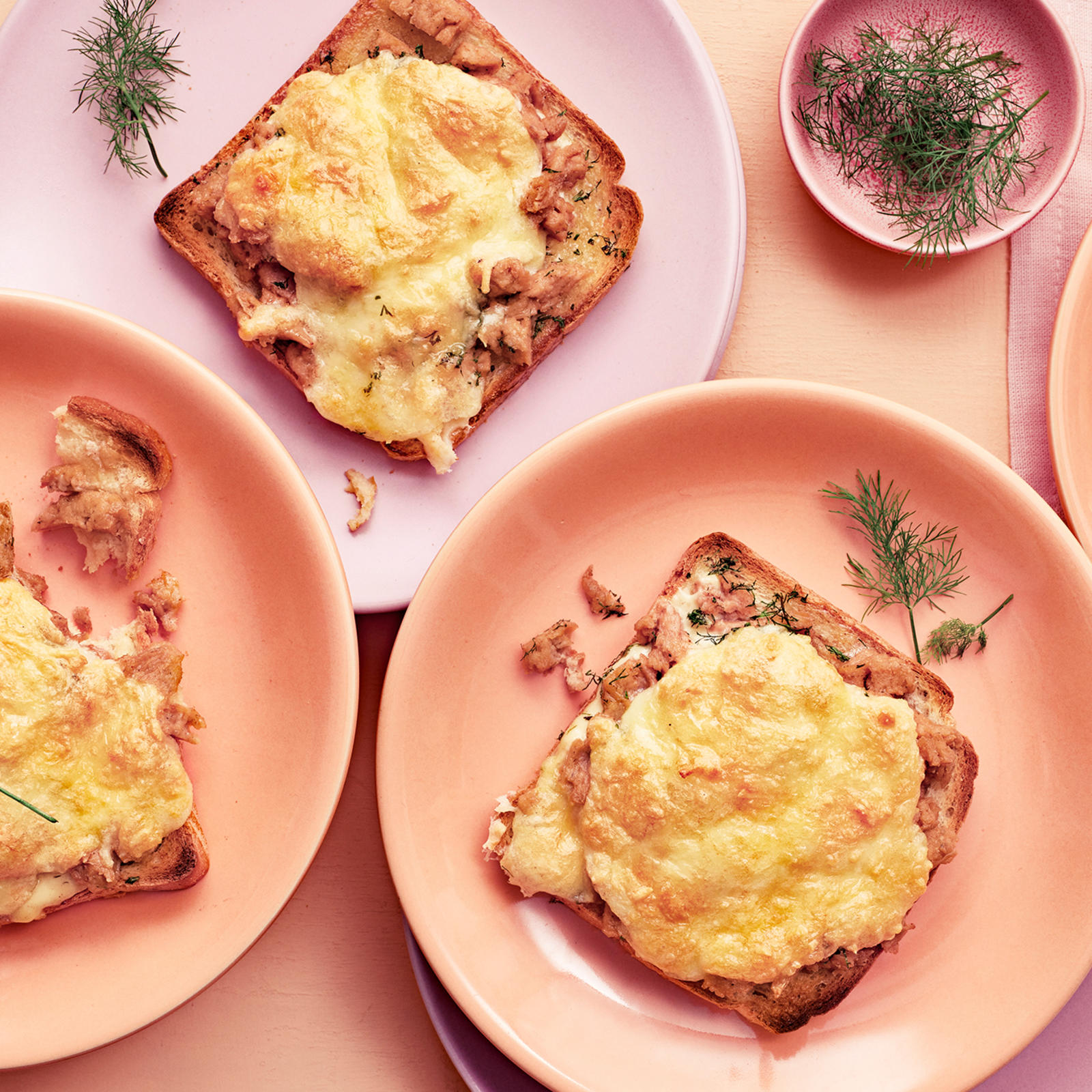 Lämpimät lohivoileivät