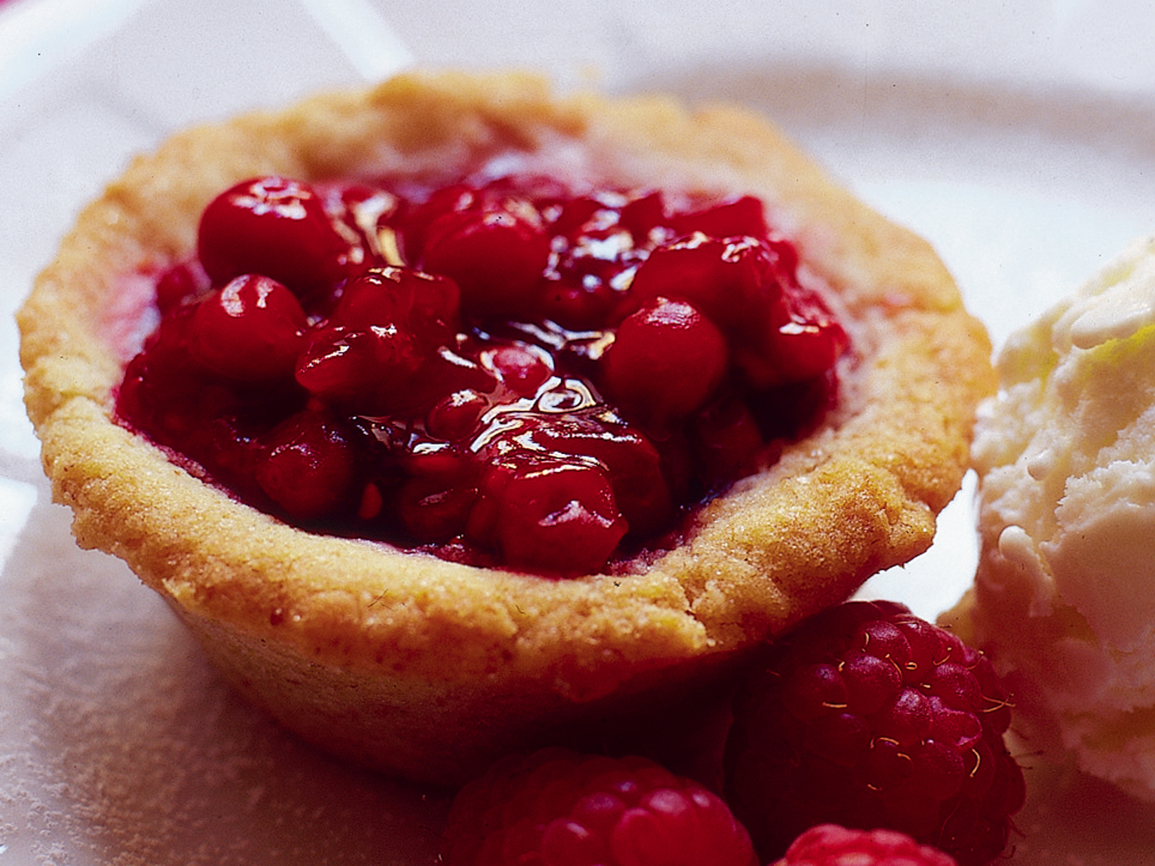 Puolukka-vadelmapiirakat