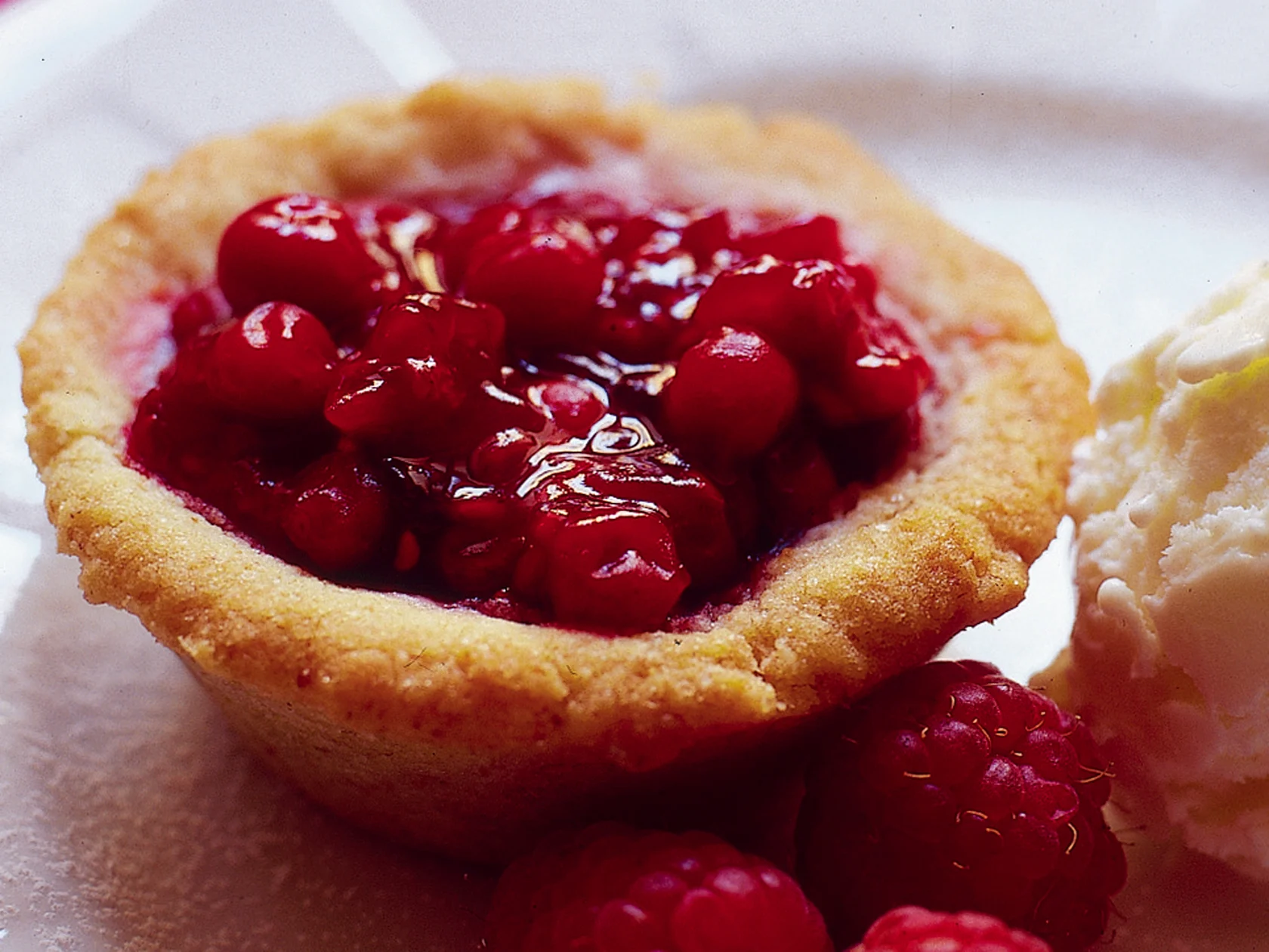 Puolukka-vadelmapiirakat