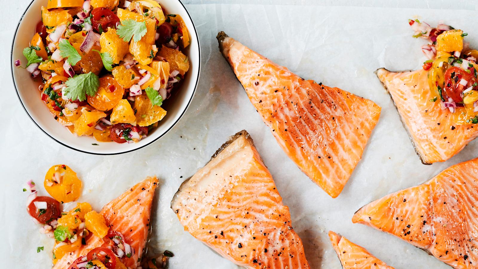 Paistettu lohi ja mandariinisalsa