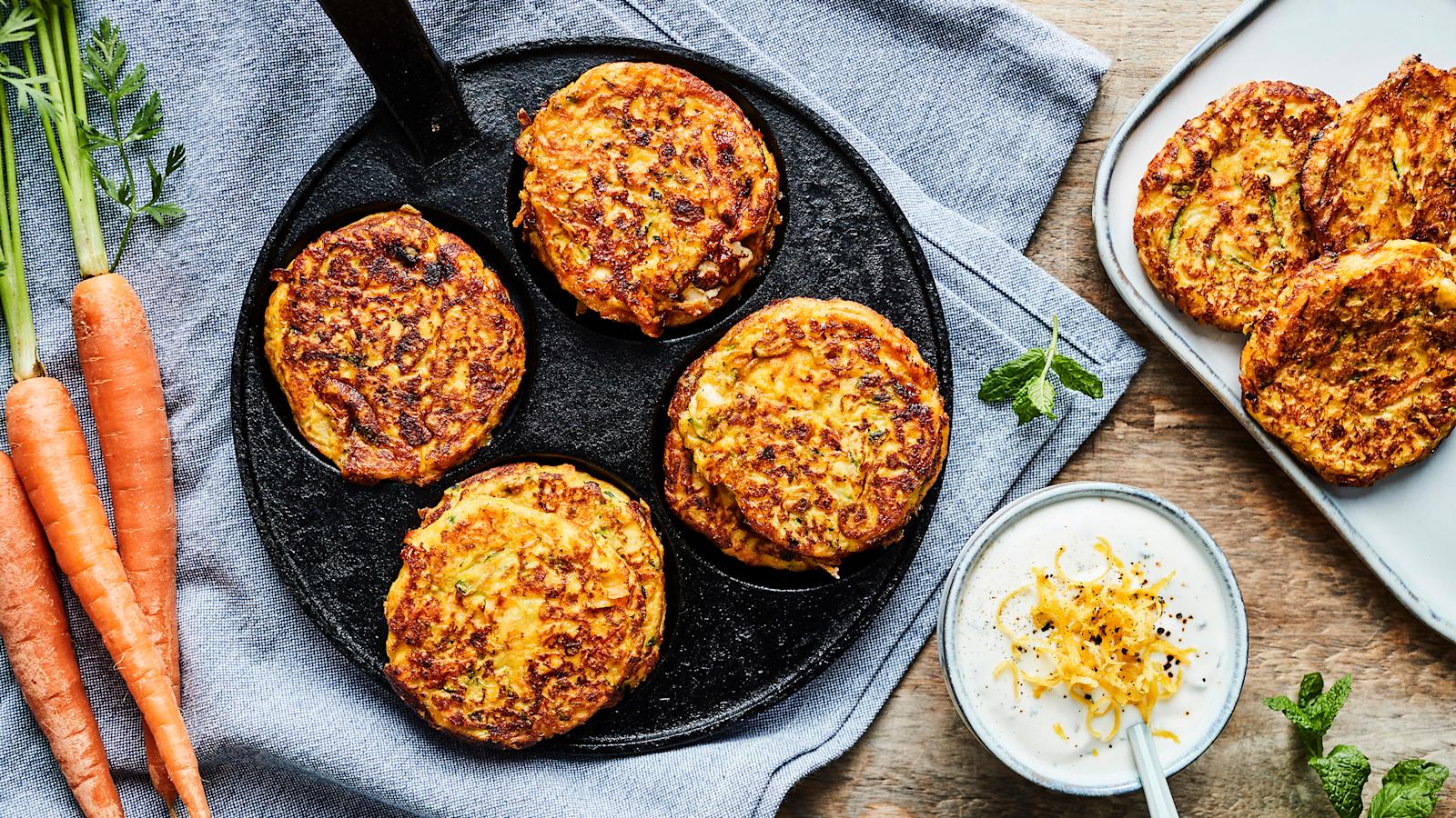 Feta-kasvispihvit, fetalla maustetut porkkana-kesäkurpitsapihvit