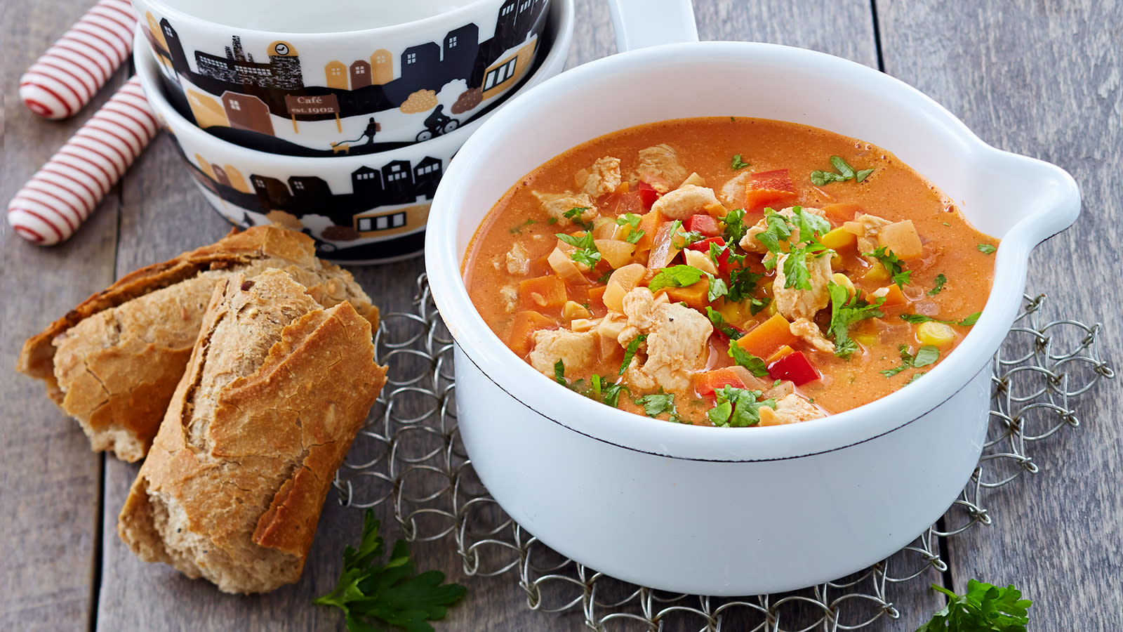 Kana-kookoskeittoa valkoisessa kasarissa.