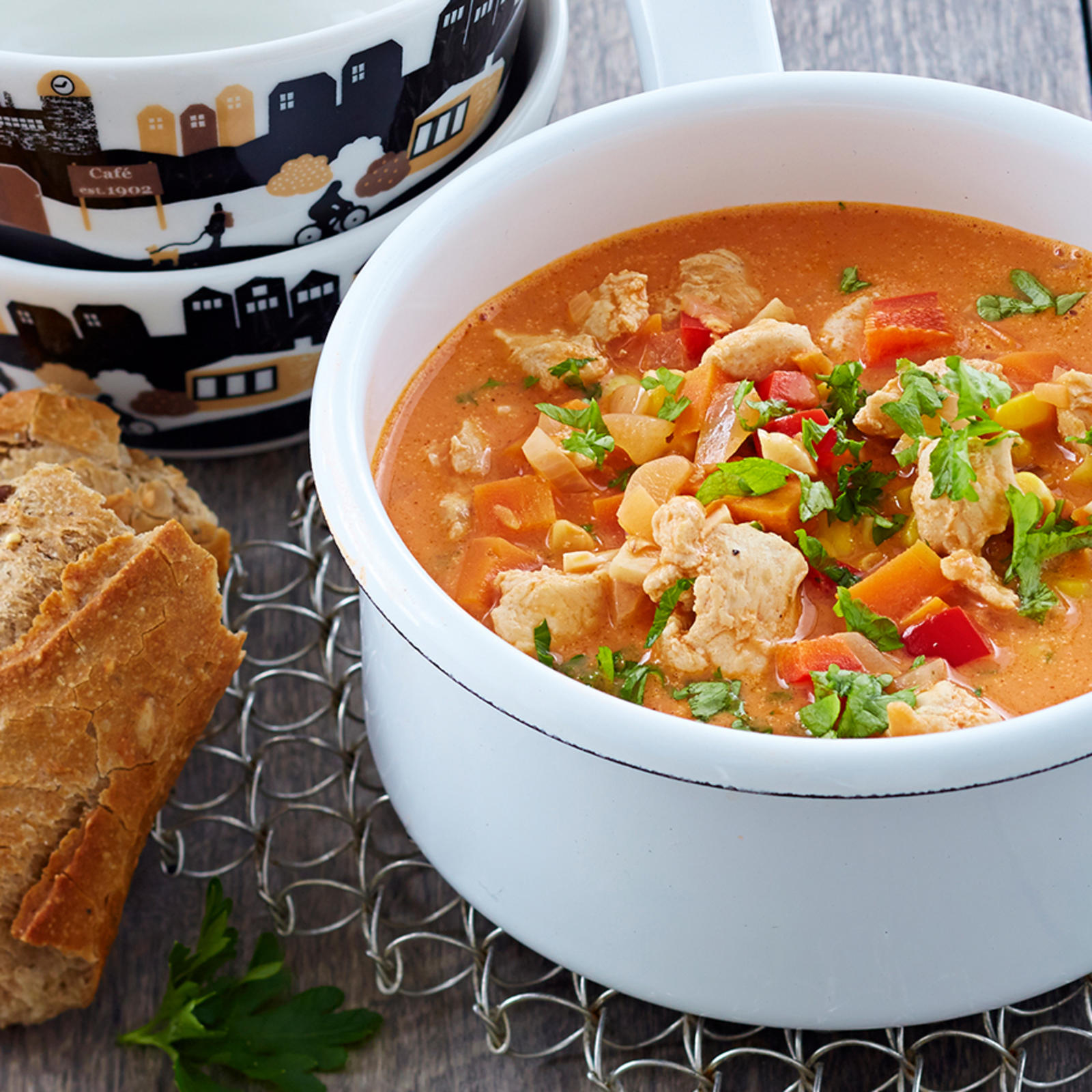 Kana-kookoskeittoa valkoisessa kasarissa.