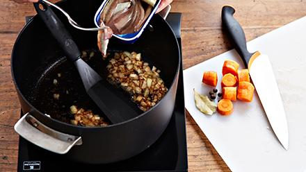 Kuori ja paloittele sipuli. Lisää kasariin anjovisfileiden, siirapin ja etikan kanssa. Kuullota ne. Lisää joukkoon mausteet, kuorittu ja paloiteltu porkkana sekä vesi. Kiehauta.