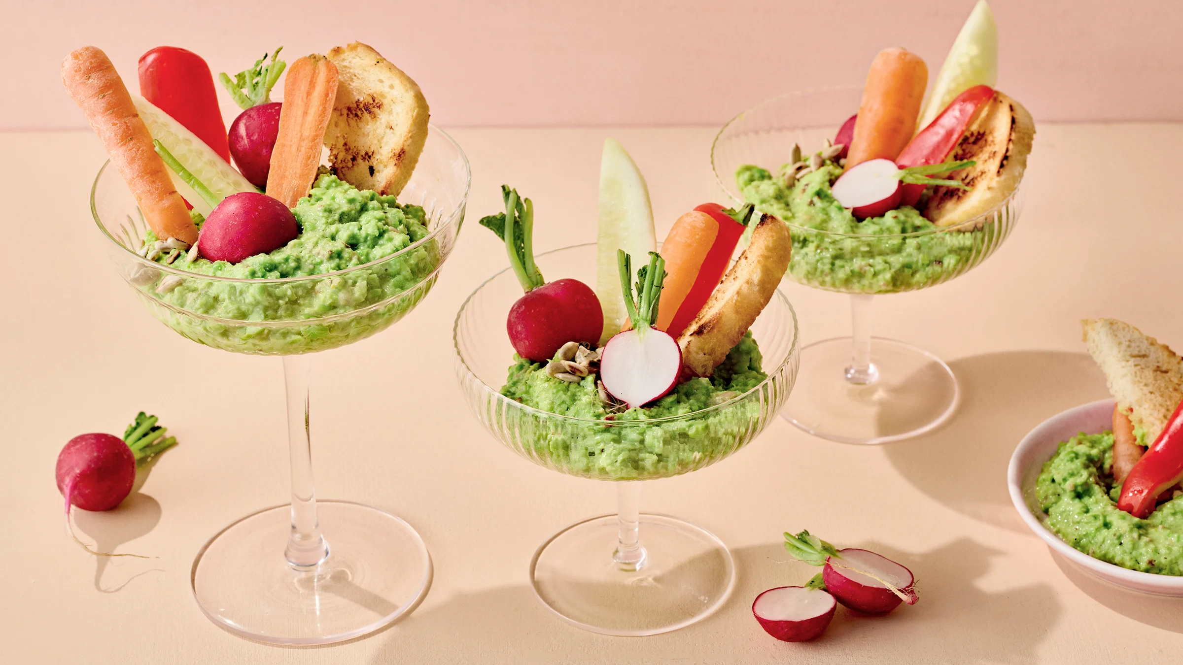 Rouskuva hernetahna ja dippikasvikset