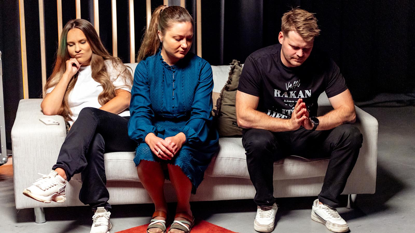 Emilia Karttunen, Silpa Kinnunen ja Jack Mattsson istuvat mietteliään näköisenä sohvalla.