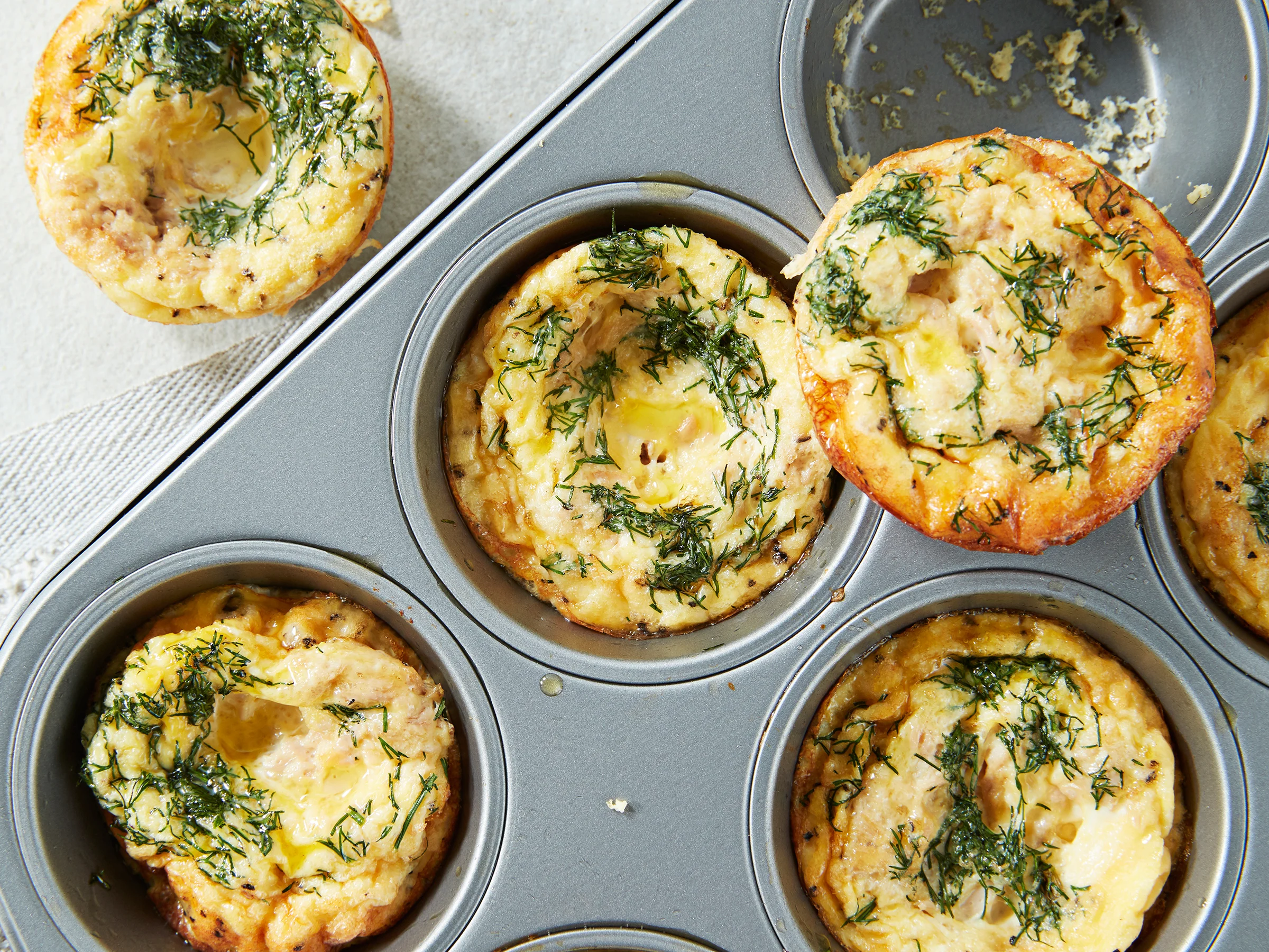 Pienet tonnikalamunakkaat uunissa