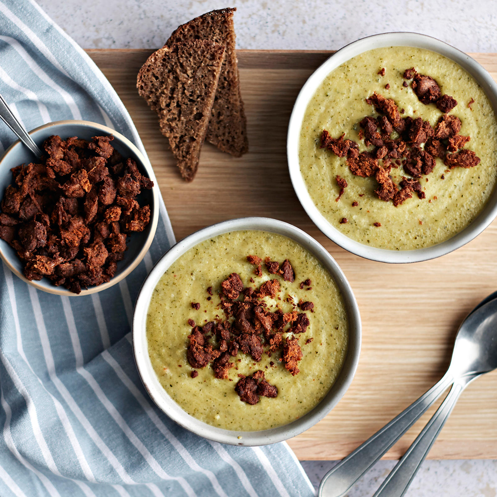 Vegaaninen kesäkurpitsakeitto