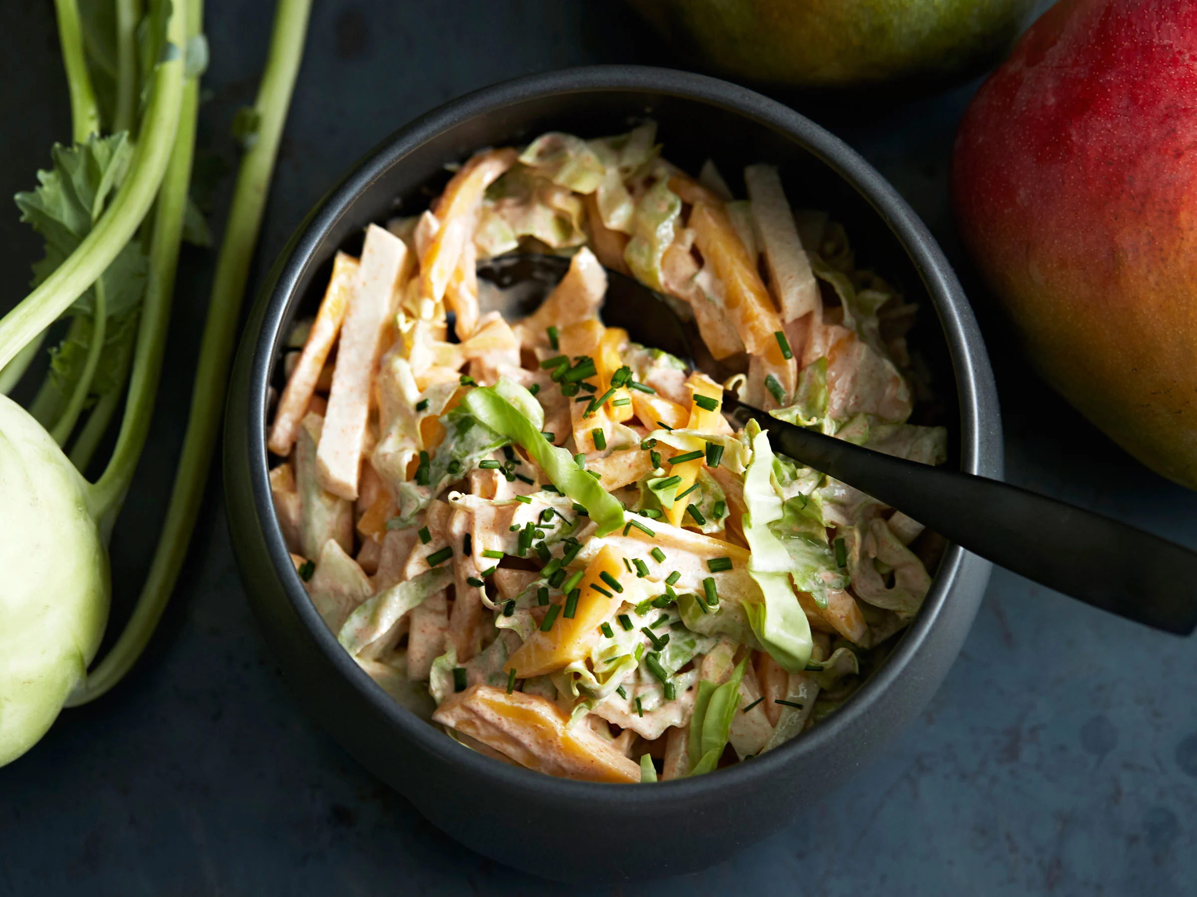 Nopea mango-kaalisalaatti