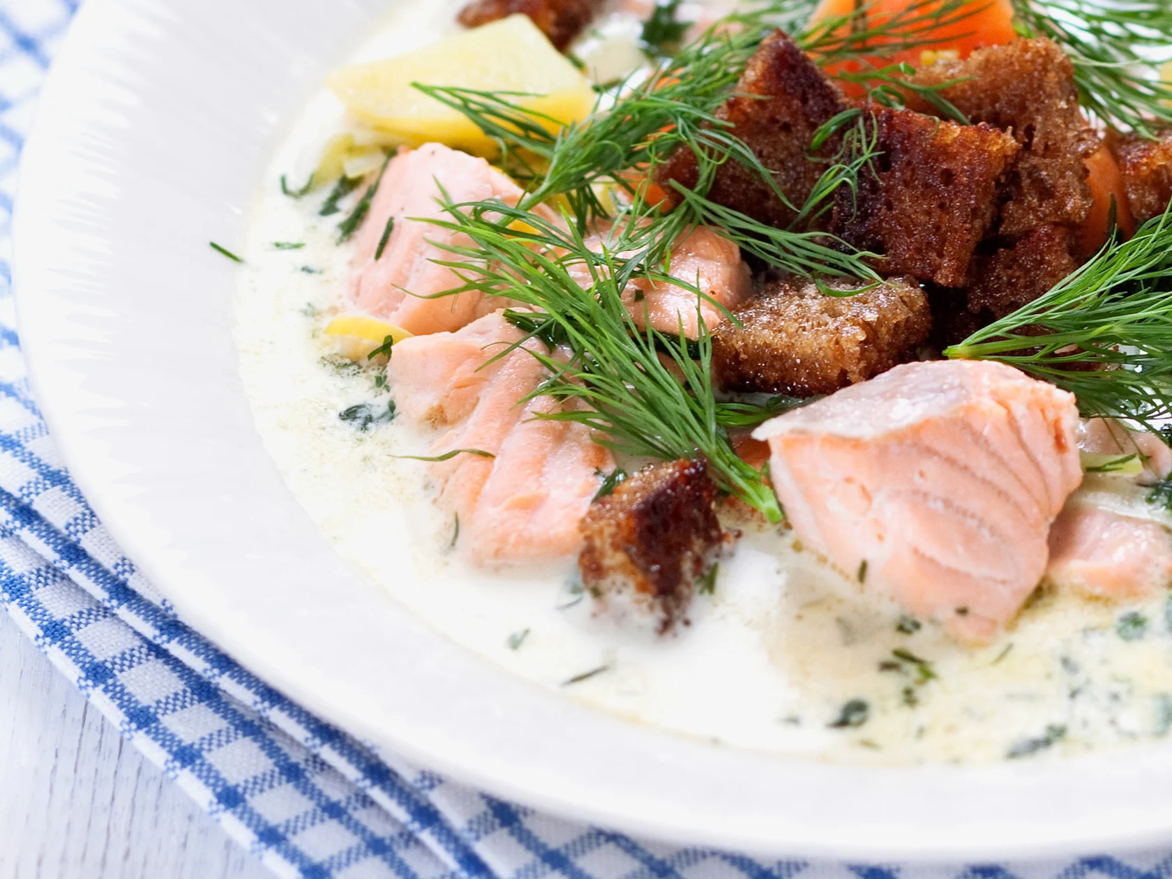 Lohikeitto ja ruisleipäkrutongit