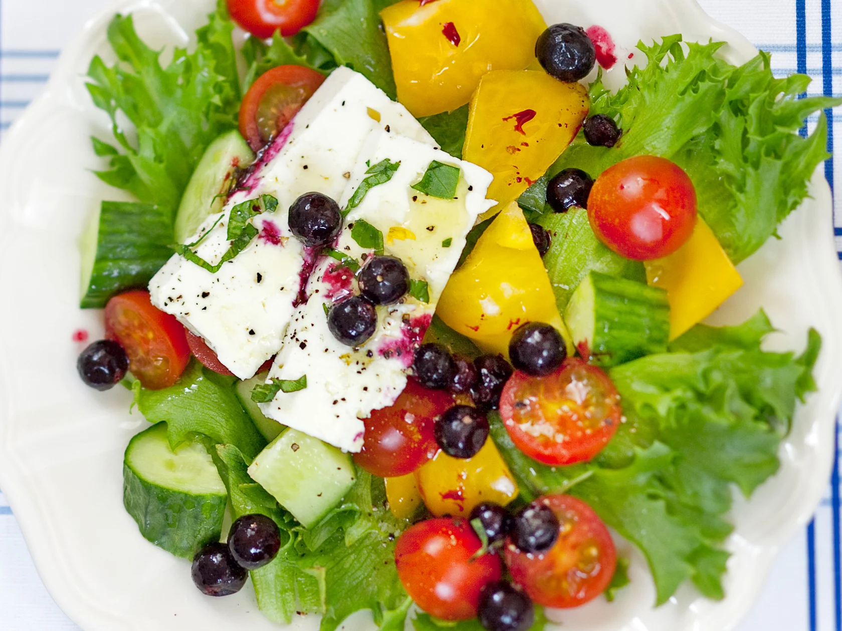 Mustaherukka-fetasalaatti