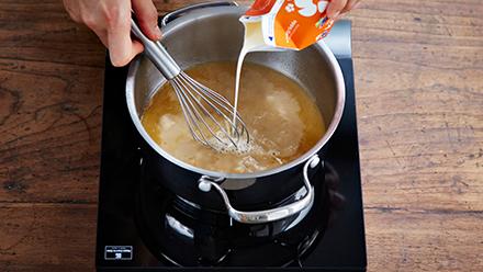 Keitä lientä kokoon kunnes jäljellä on n. 3 dl. Lisää kerma ja kiehauta.